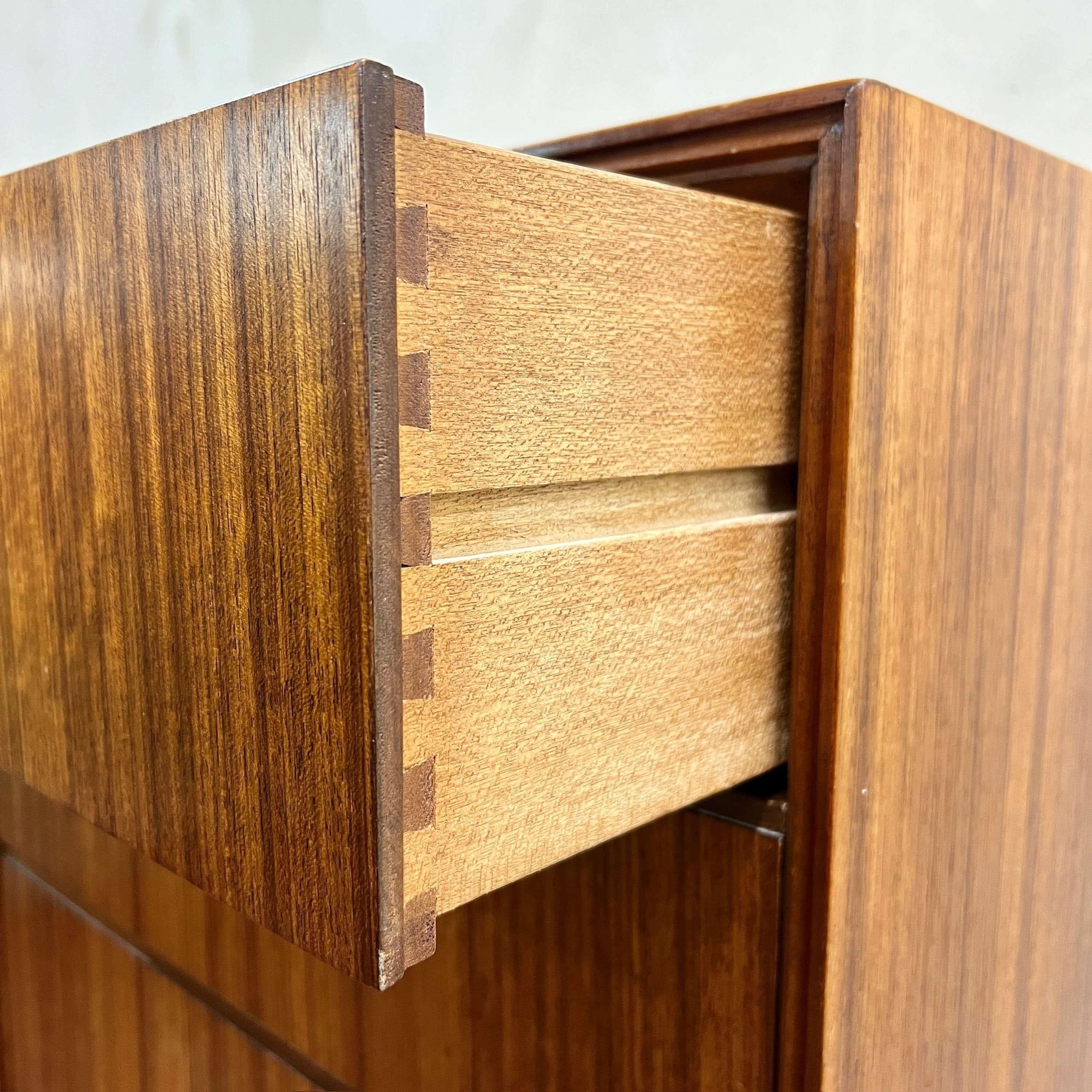 Teak Cassettiera Tallboy in teak del Medioevo di Meredew in vendita