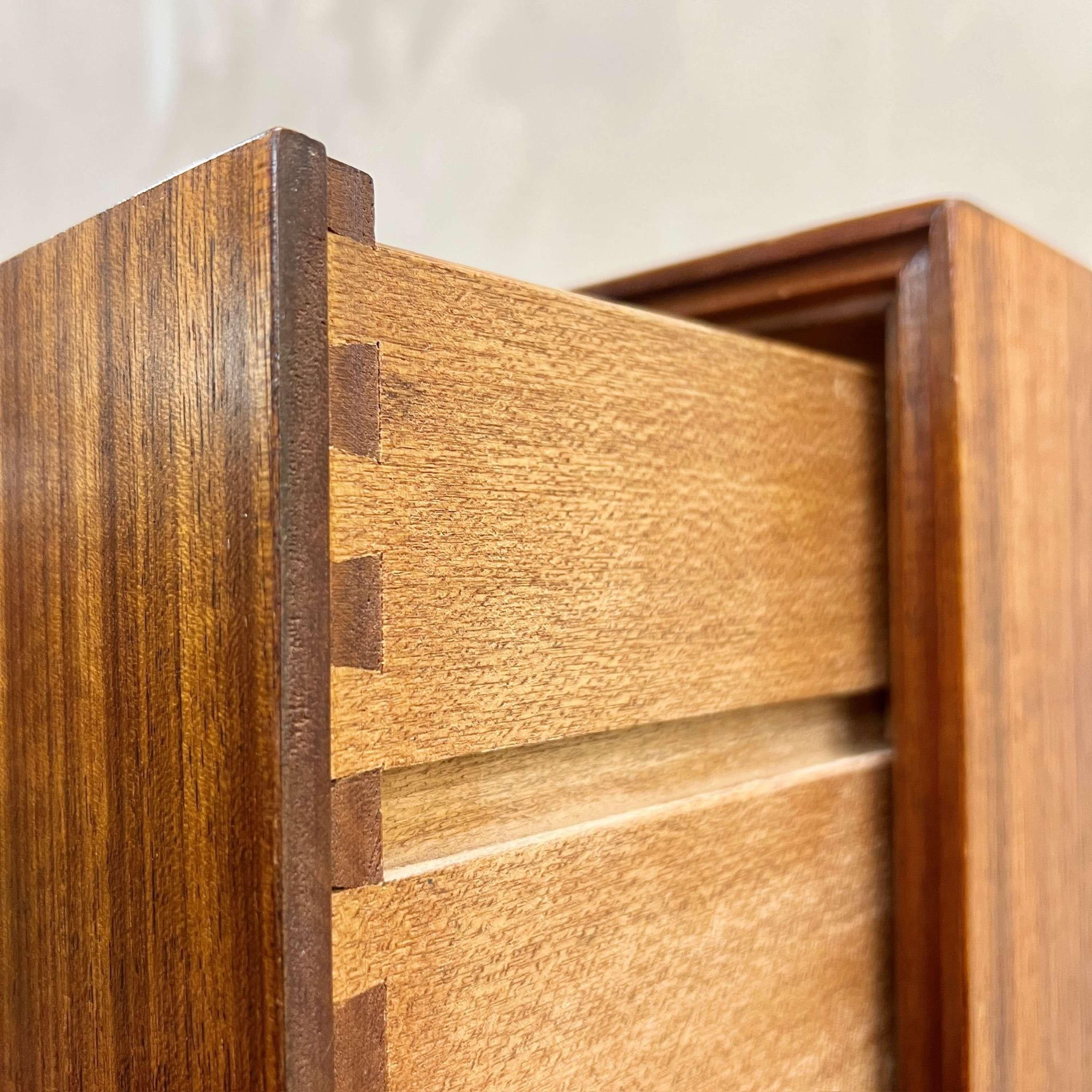 Cassettiera Tallboy in teak del Medioevo di Meredew in vendita 1