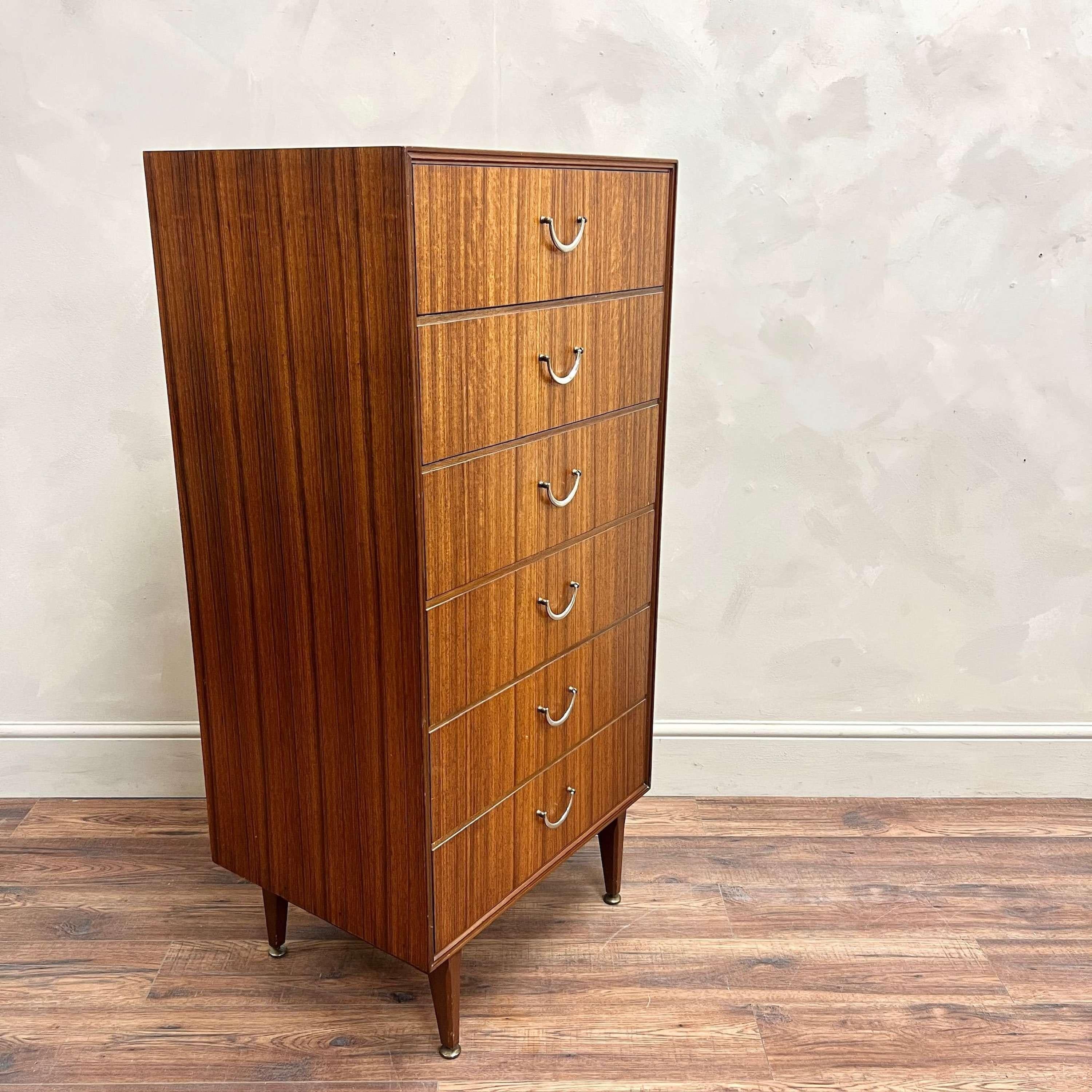 Cassettiera Tallboy in teak del Medioevo di Meredew in vendita 3