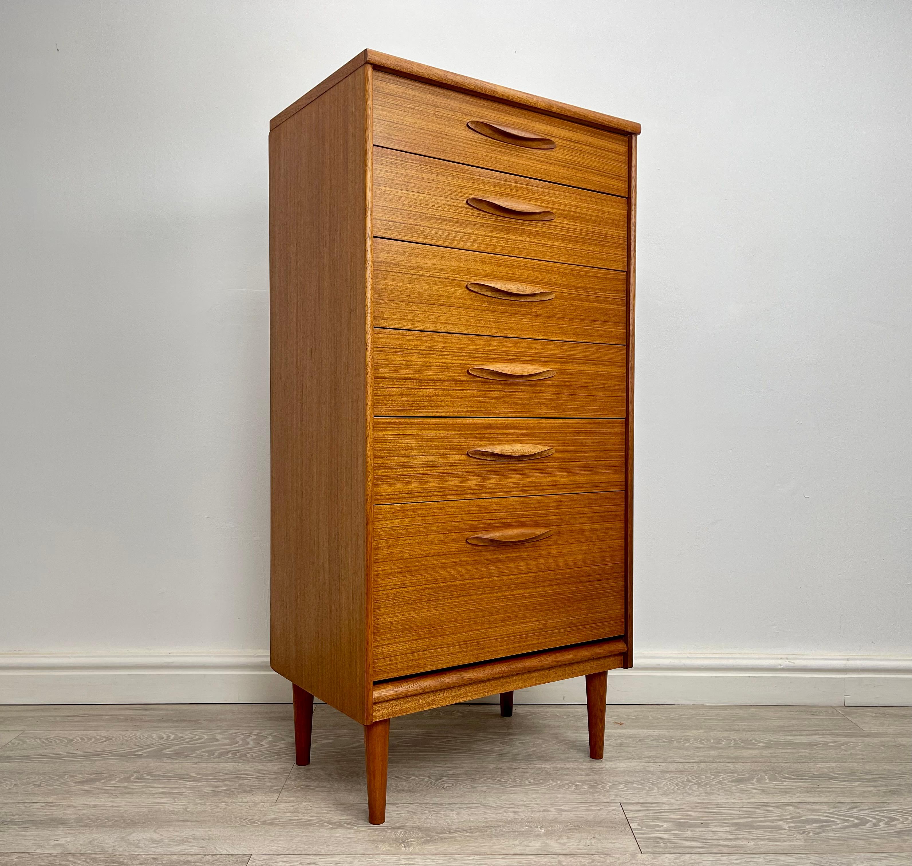 Mid Century Teak Tallboy Chest Of Drawers In Excellent Condition For Sale In Hull, GB