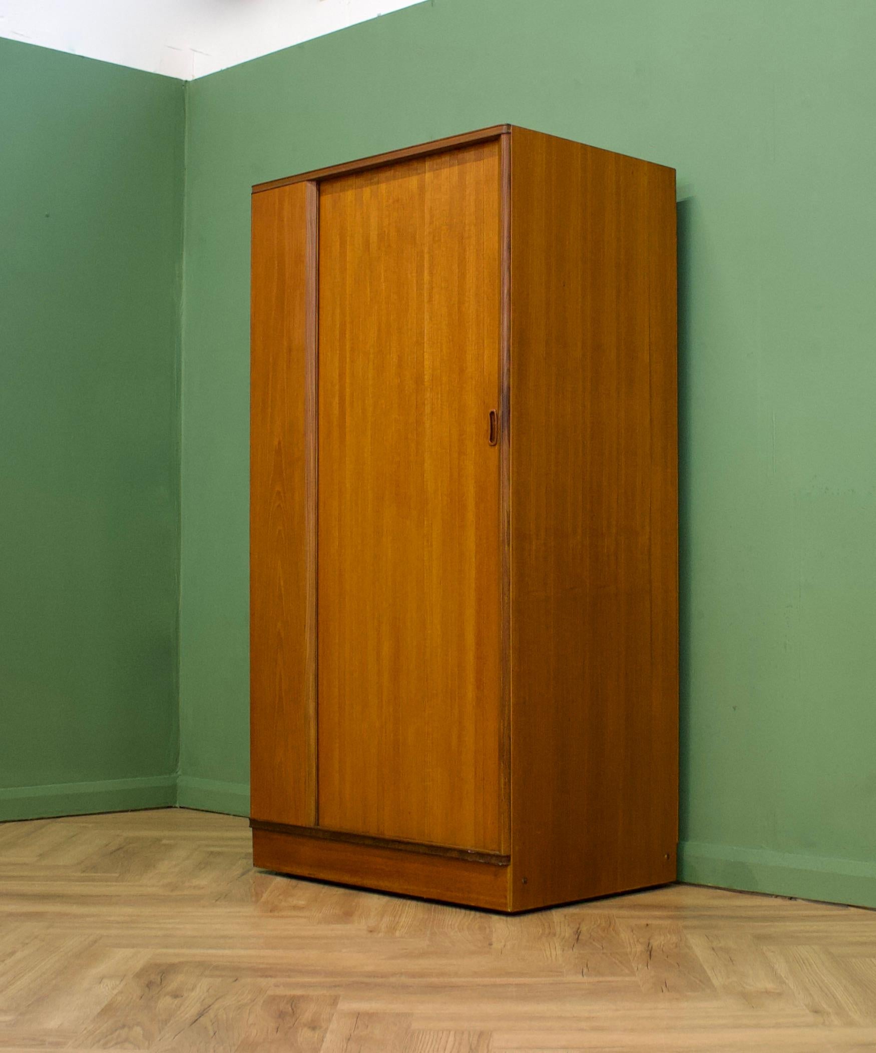 Mid Century Teak Tambour Kleiderschrank von Austinsuite, 1960er Jahre (Moderne der Mitte des Jahrhunderts)