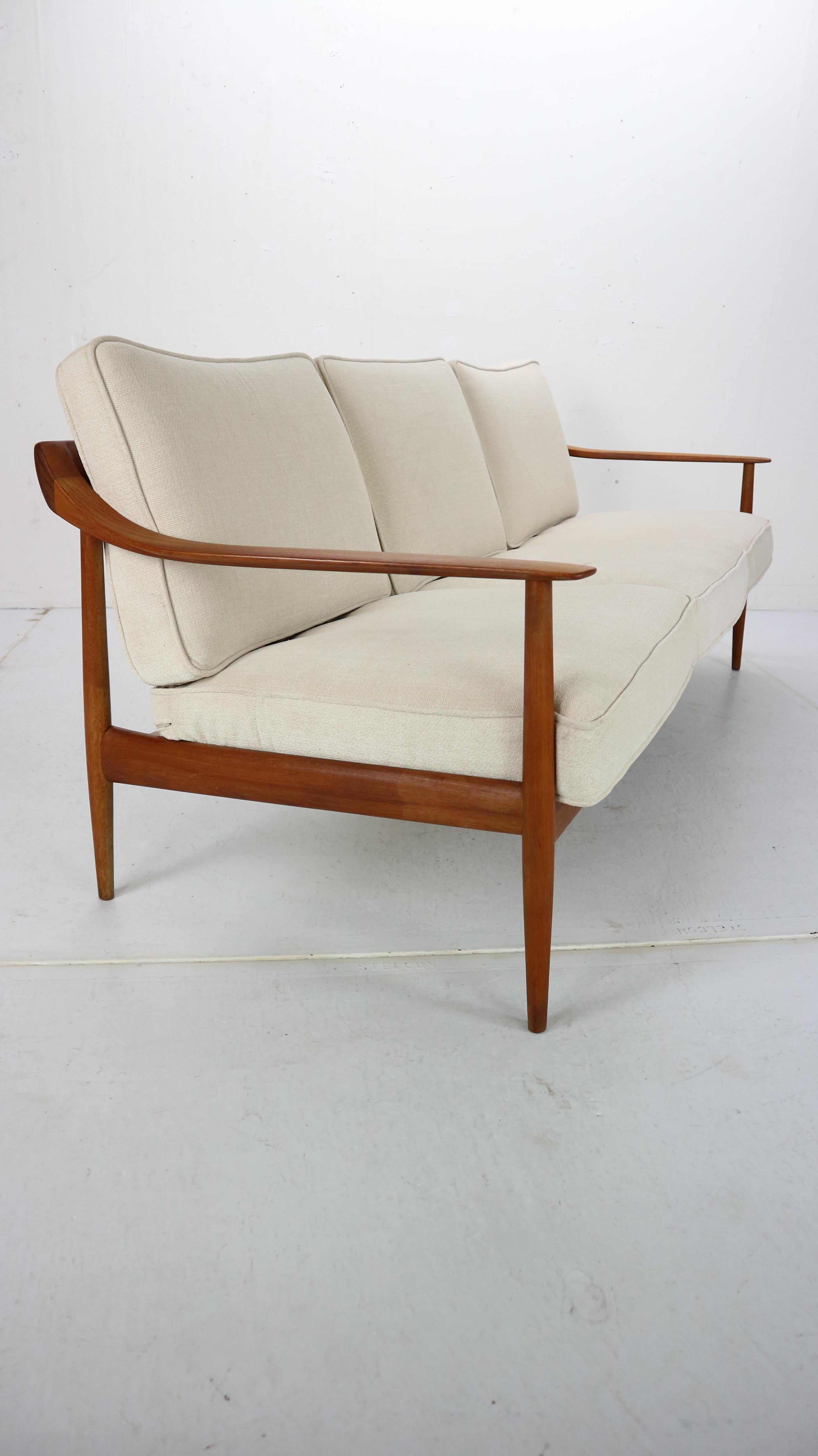 Mid-Century Modern design 3-seat sofa in a very good condition by Willhelm Knoll, 1960s, Germany.
The legendary 