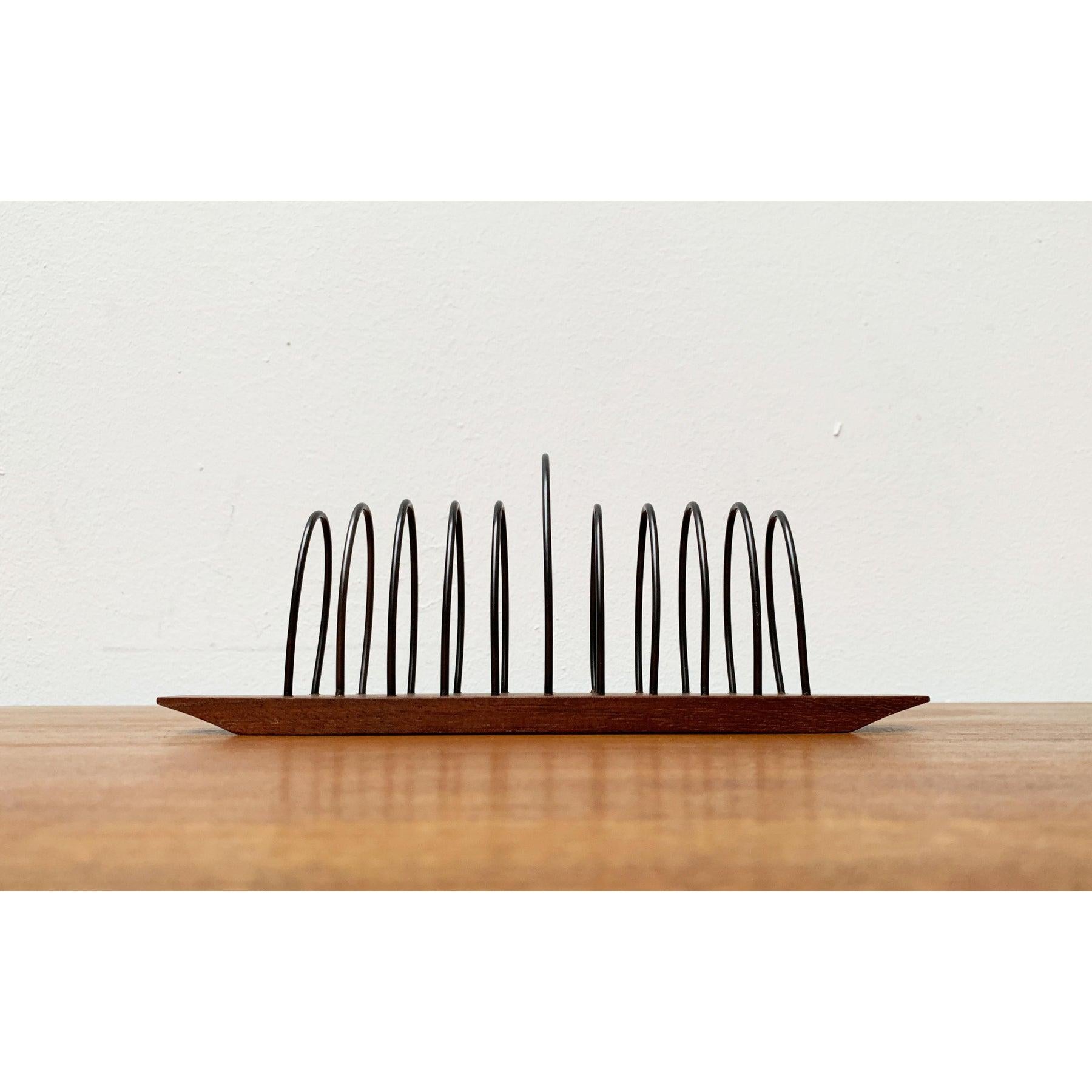 Porte-tartine en teck du milieu du siècle, années 1960, en très bon état. Conçu de 1960 à 1969.

Informations complémentaires :
Matériaux : Métal, bois
Couleur : Noir
Styles : Moderne du milieu du siècle
Type d'article : Vintage, antique ou
