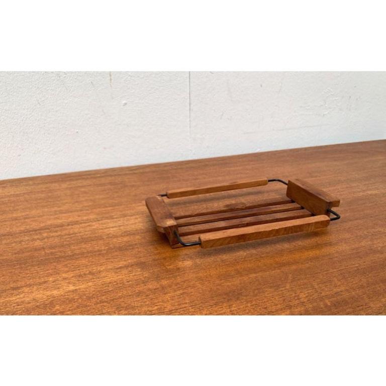 Vassoio in teak di metà secolo, anni '60, in ottime condizioni. Progettato dal 1960 al 1969.

Informazioni aggiuntive:
Materiali: Metallo, Teak
Stile: Medioevo Moderno
Colore: nero
Tipo di articolo: Vintage, Antico o Pre-owned
Dimensioni: 6,3ʺW ×