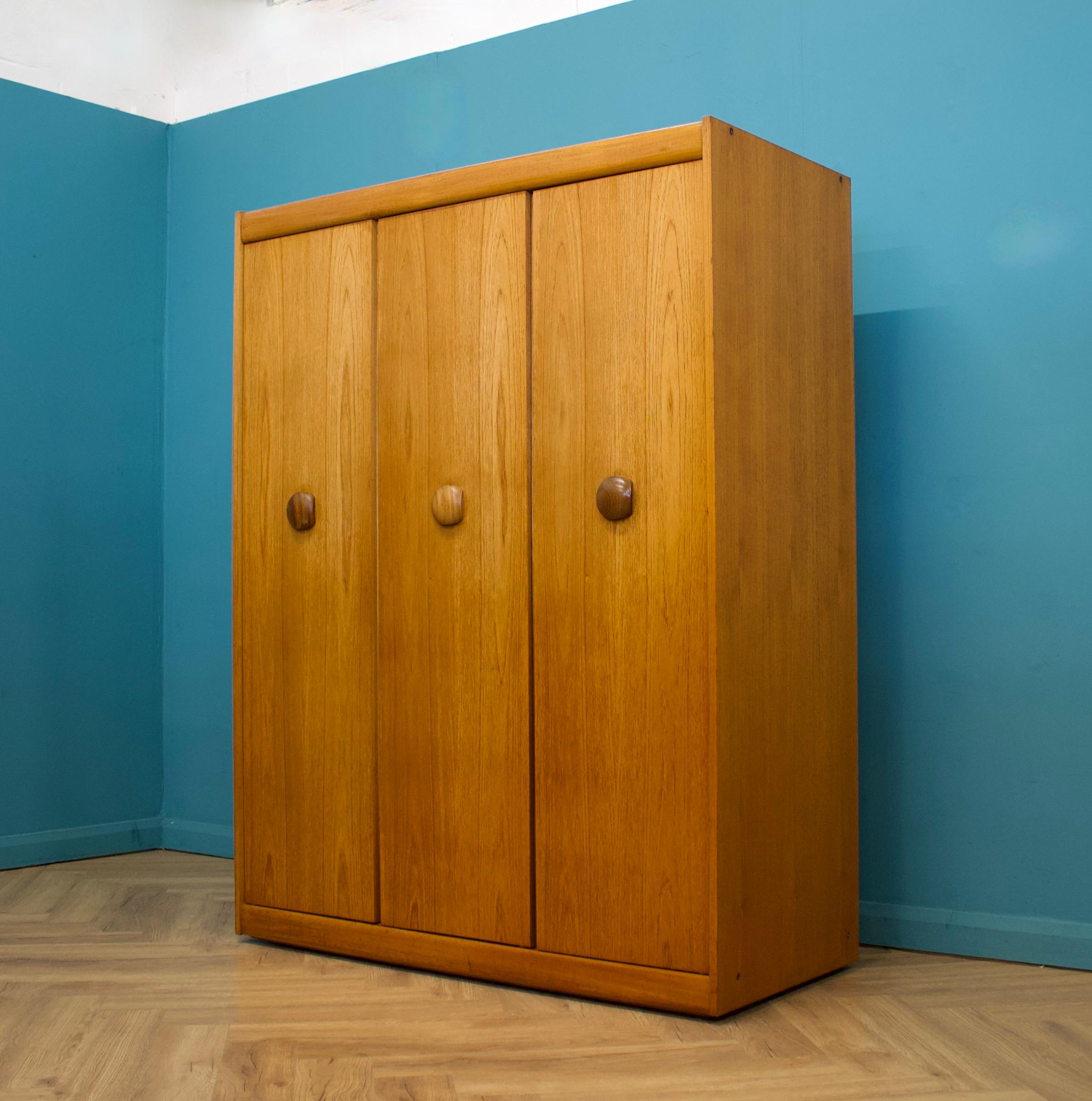 Mid-Century moderno Armadio a tre ante in teak di metà secolo di Elliots of Newbury 1960 in vendita