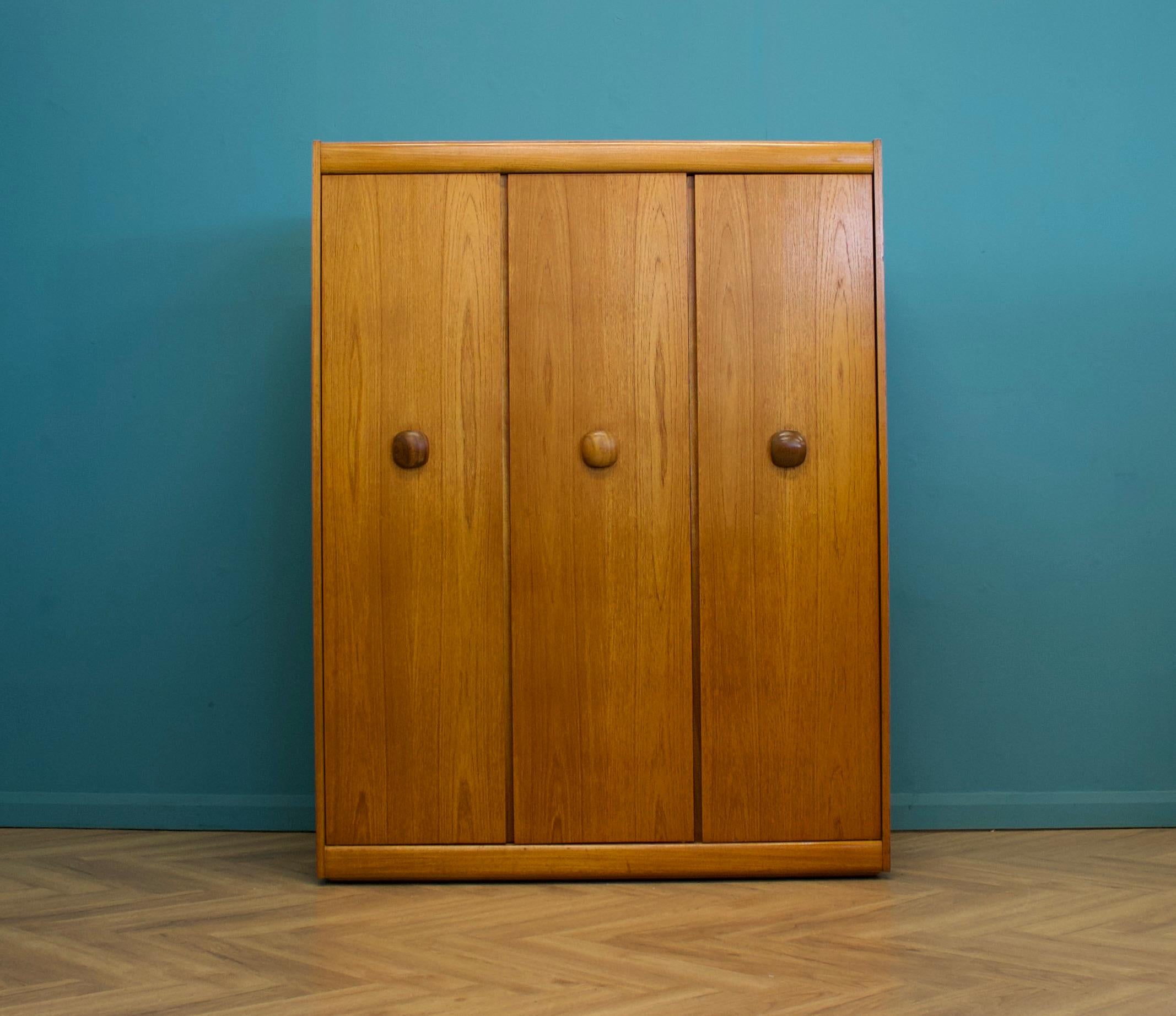 Britannico Armadio a tre ante in teak di metà secolo di Elliots of Newbury 1960 in vendita