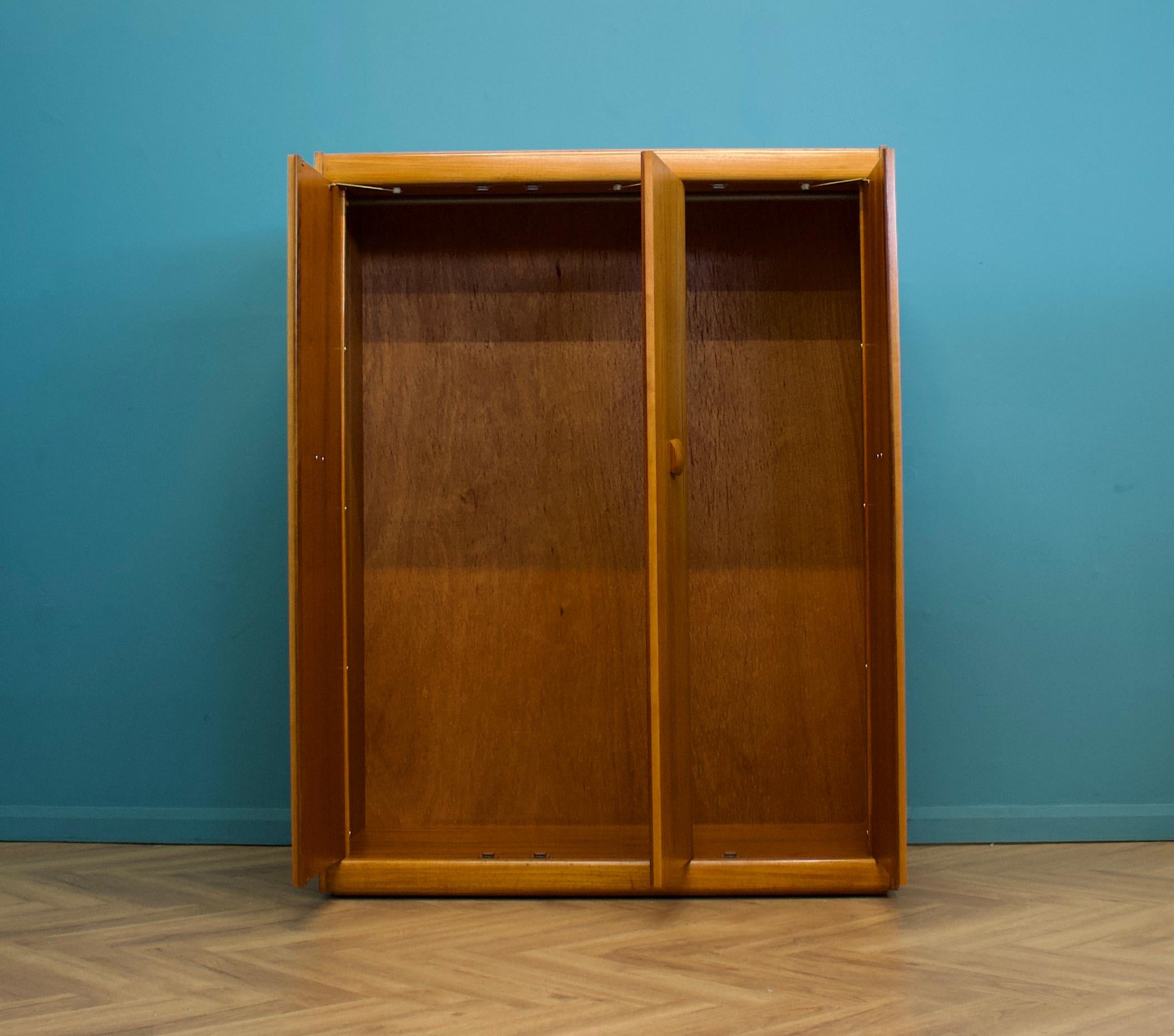 Impiallacciato Armadio a tre ante in teak di metà secolo di Elliots of Newbury 1960 in vendita