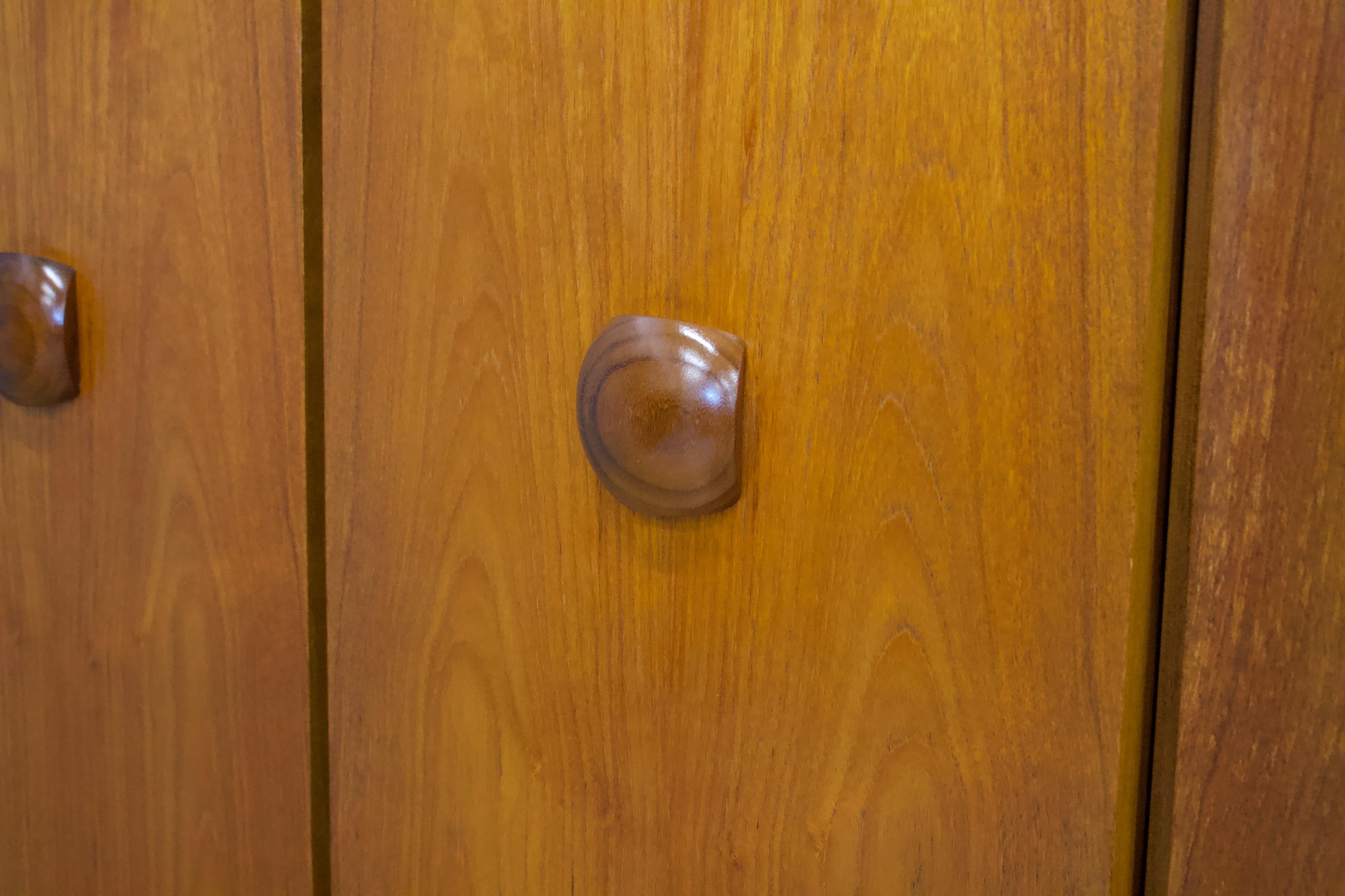 Mid Century Teak Triple Door Wardrobe from Elliots of Newbury 1960s In Good Condition In South Shields, GB