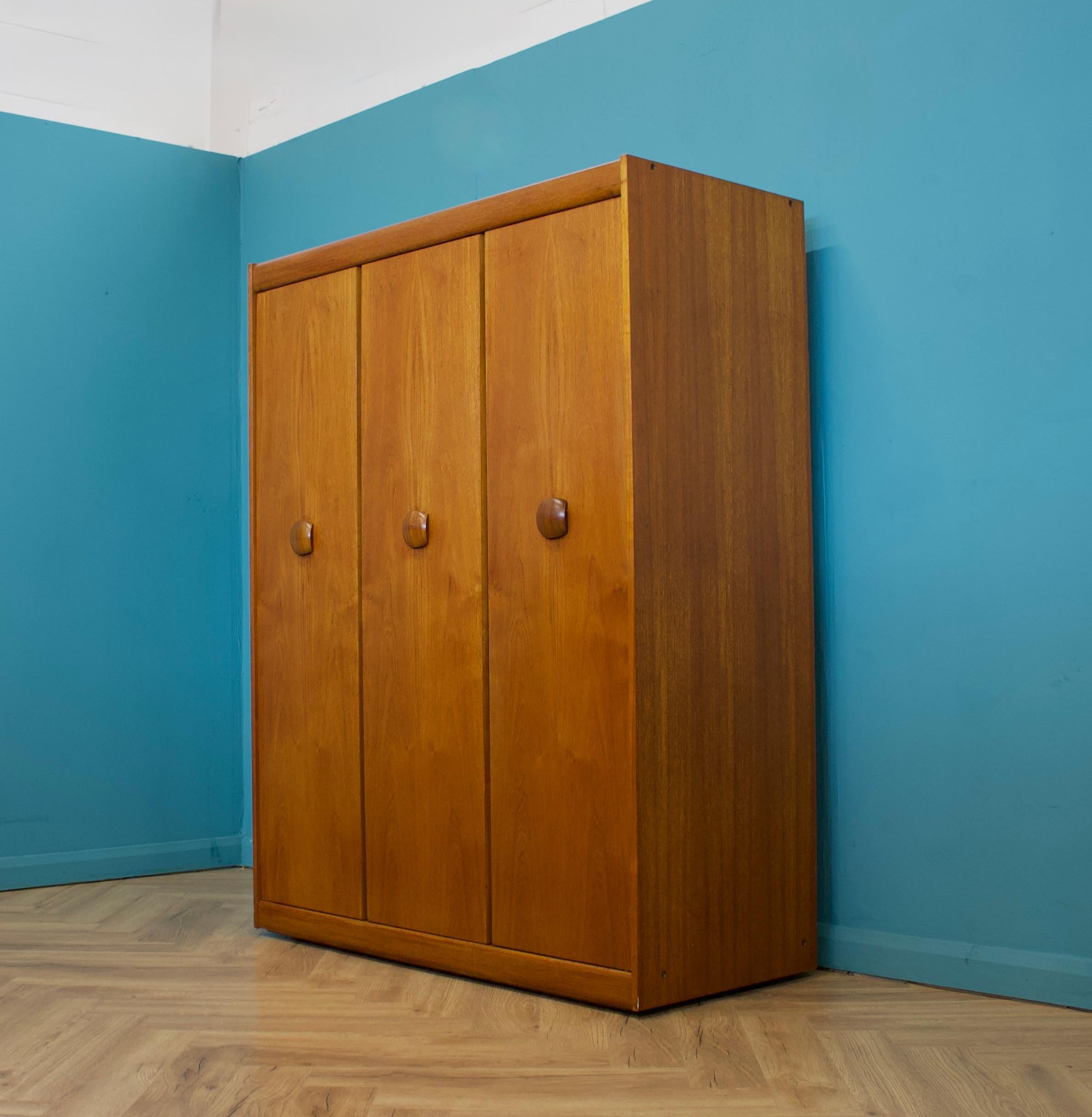 Mid Century Teak Triple Door Wardrobe from Elliots of Newbury 1960s In Good Condition In South Shields, GB