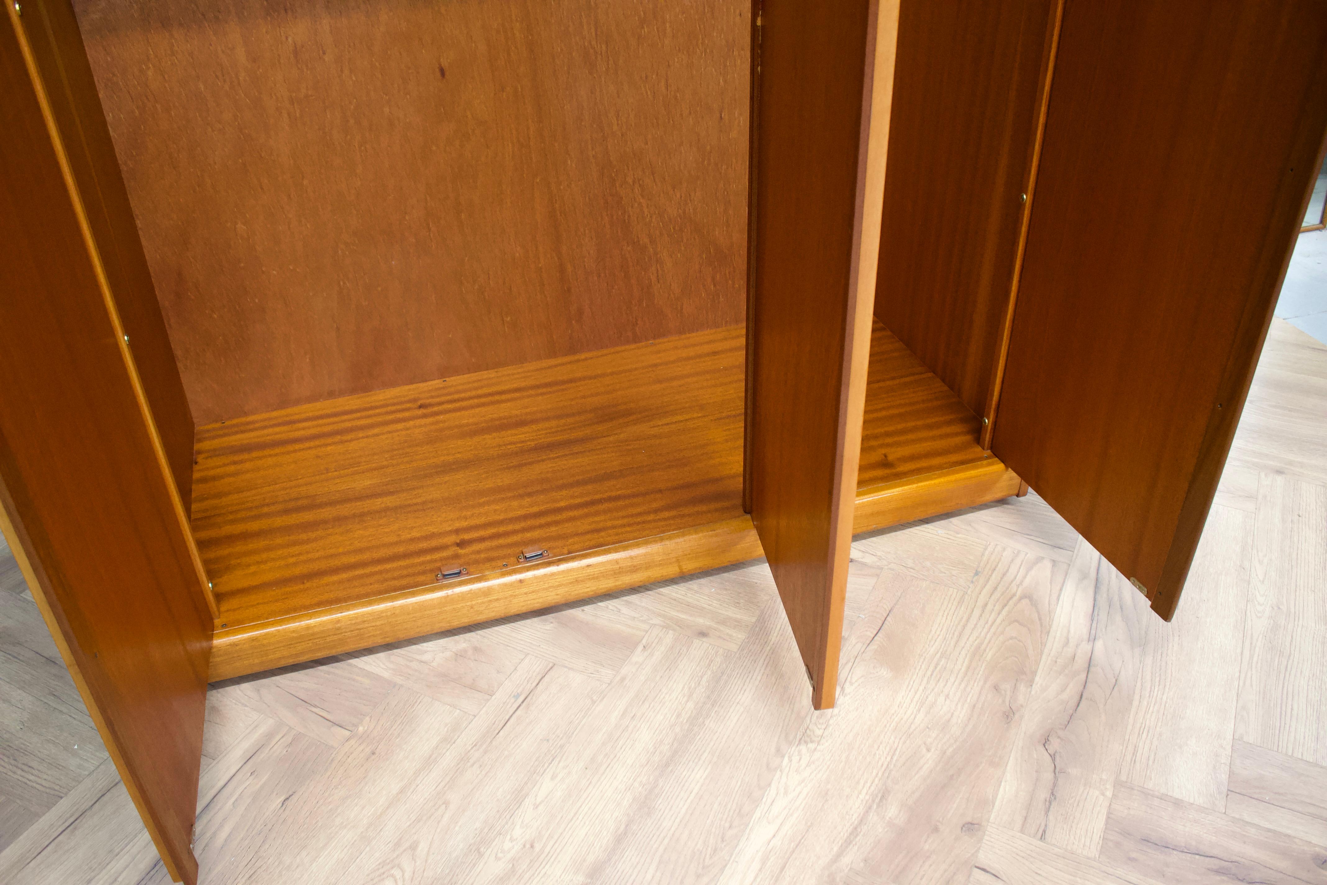 Teak Armadio a tre ante in teak di metà secolo di Elliots of Newbury 1960 in vendita