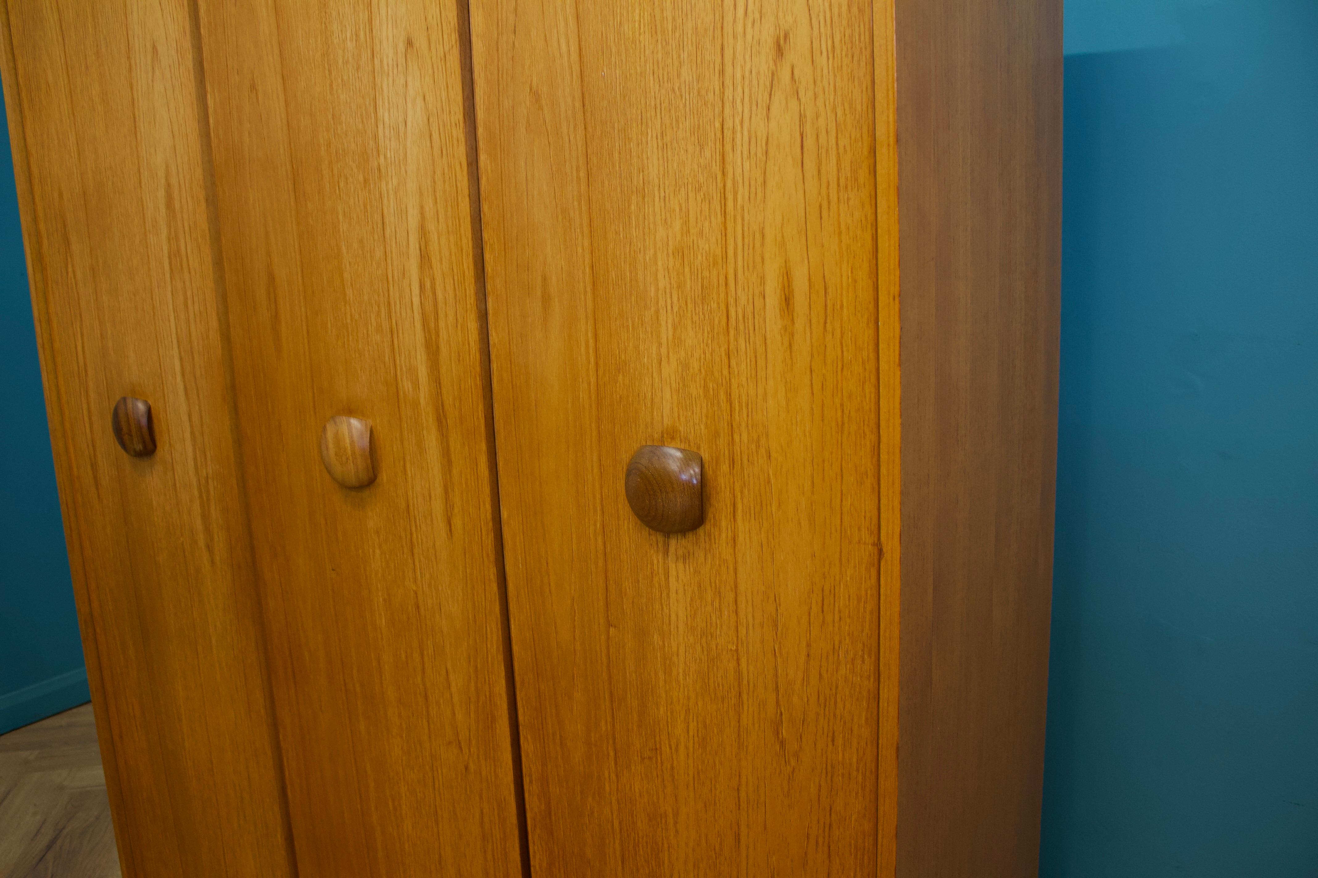 Armadio a tre ante in teak di metà secolo di Elliots of Newbury 1960 in vendita 1