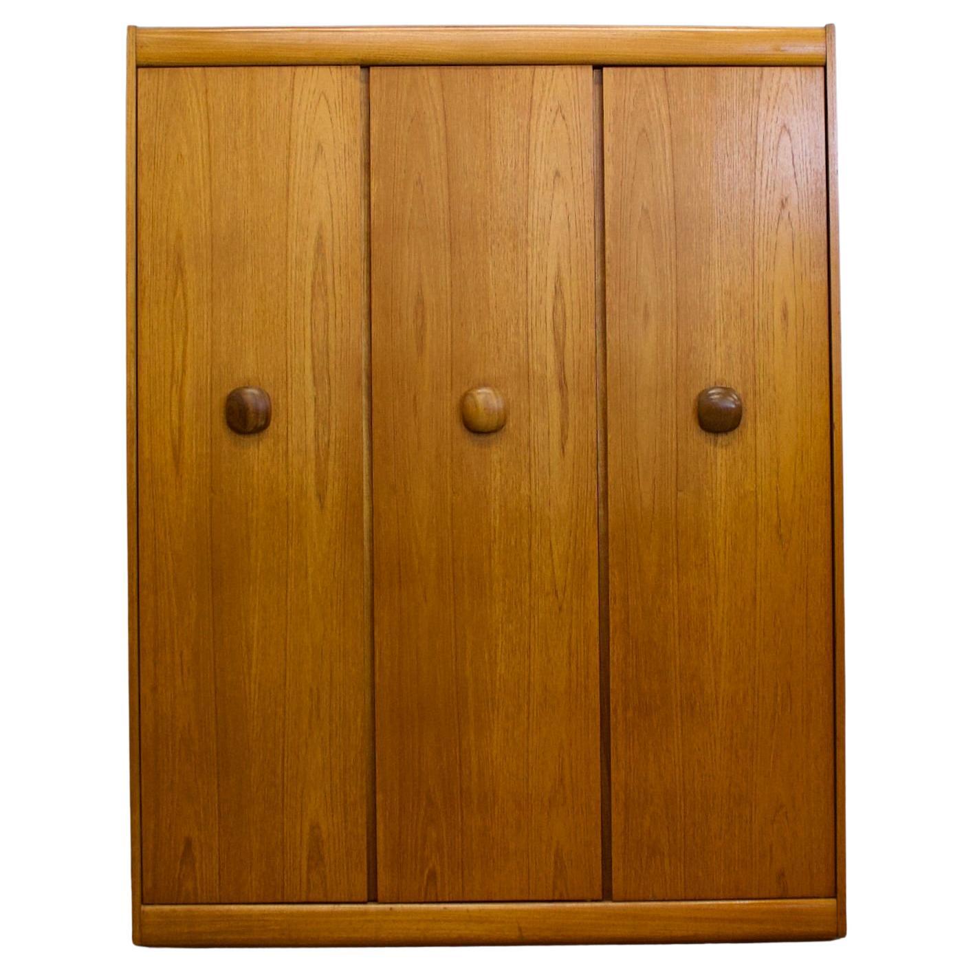 Armadio a tre ante in teak di metà secolo di Elliots of Newbury 1960
