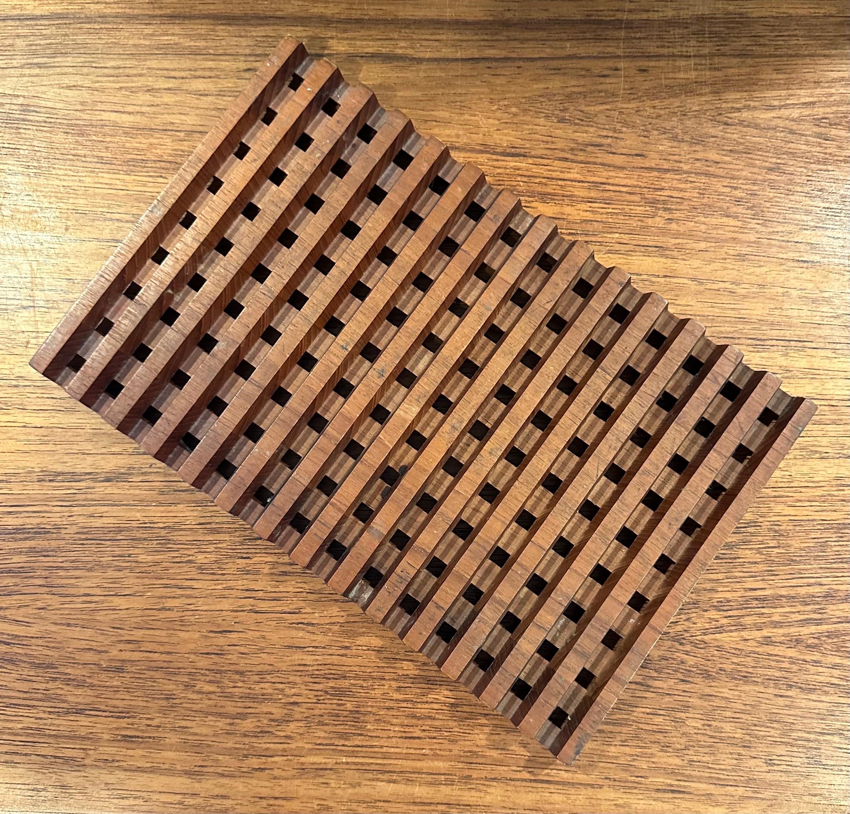Salvamanteles de teca de mediados de siglo en Bueno estado para la venta en San Diego, CA