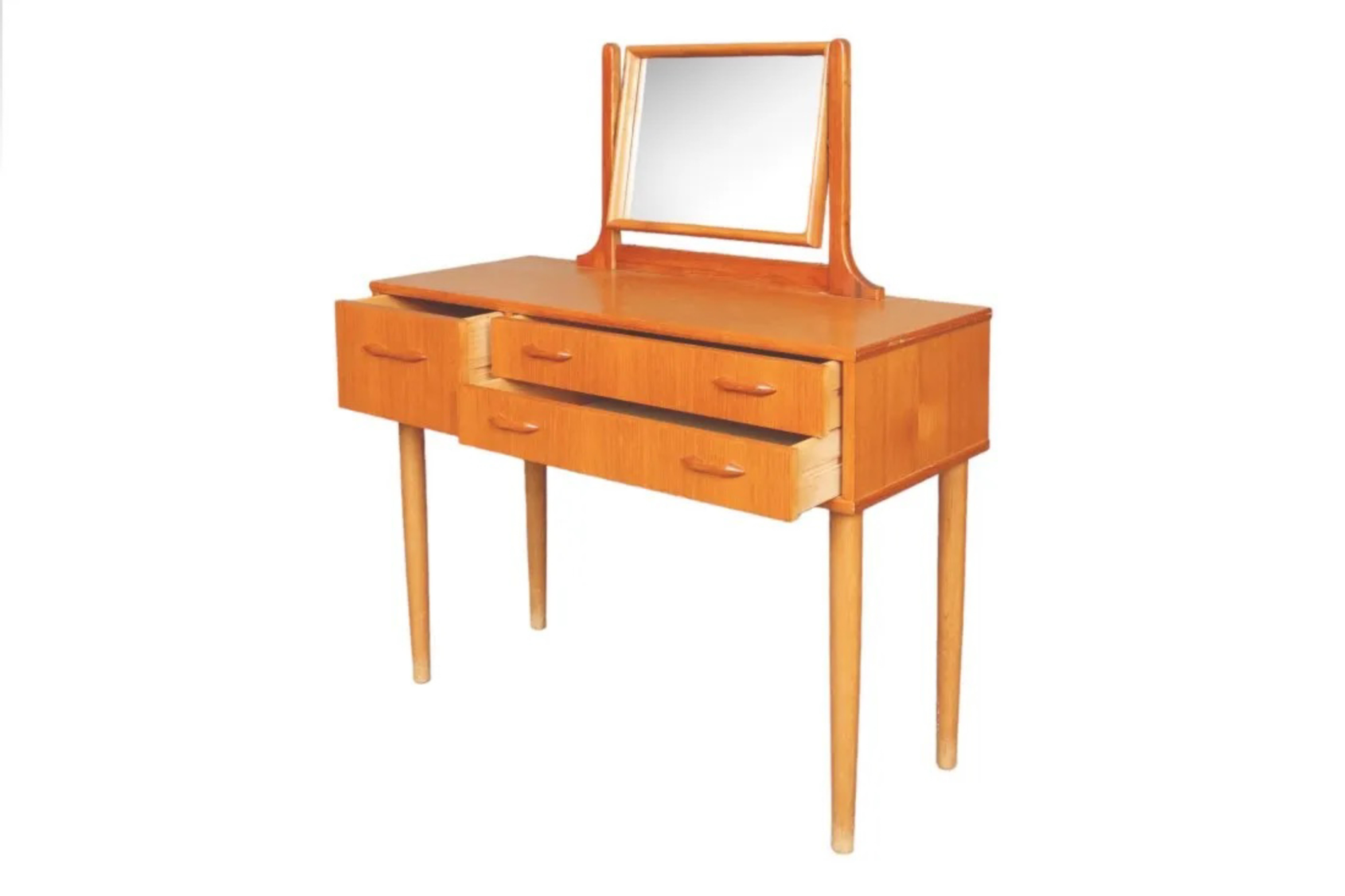 Heavy Mid-Century Solid Teak Vanity/desk 1960's W37 x D15 x H44 inches with to p of the mirror Desk height : 28 inches Floor to bottom drawer hight 20 inches
Condition

very good
