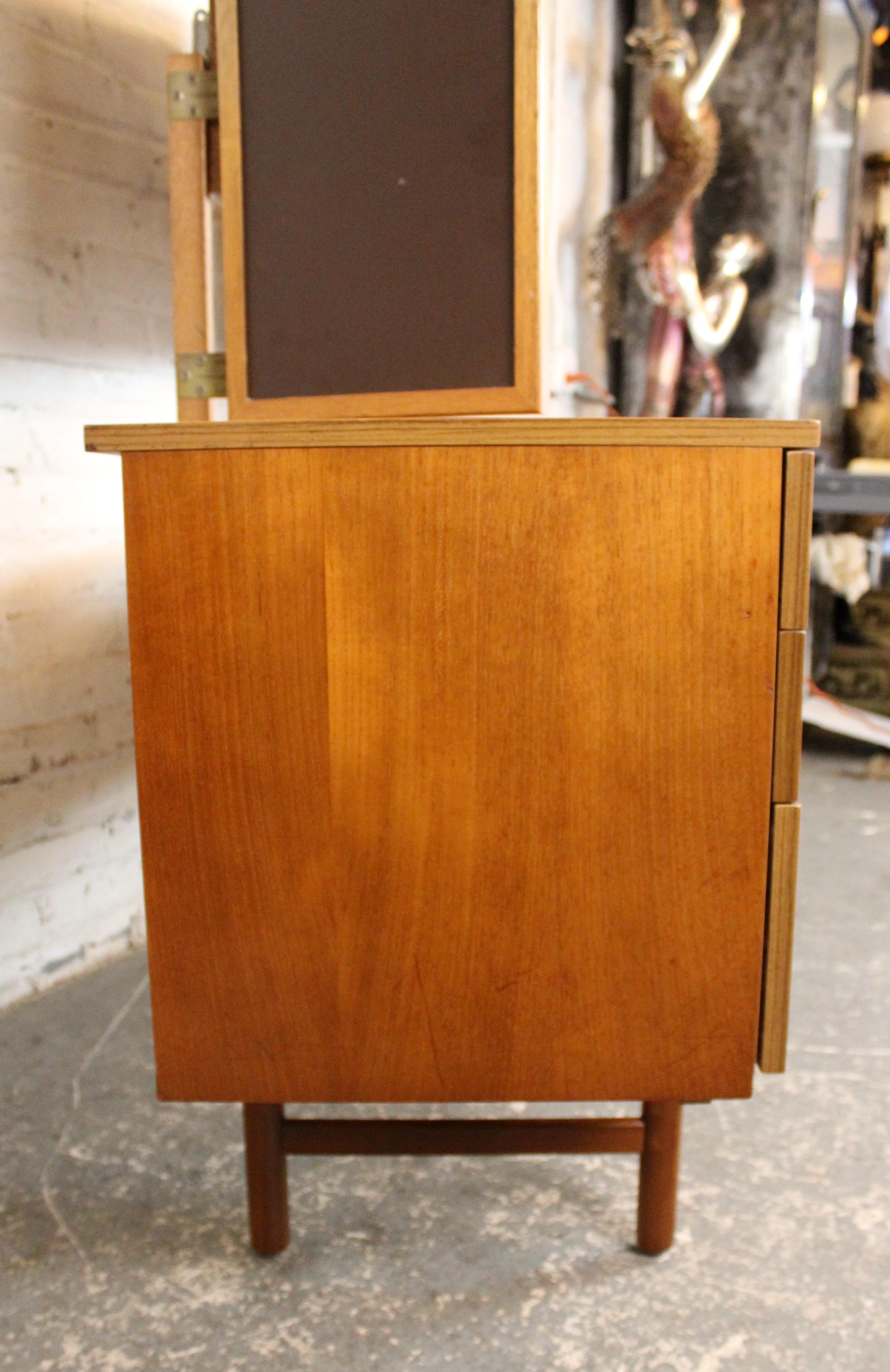 Meuble-lavabo en teck du milieu du siècle en vente 4