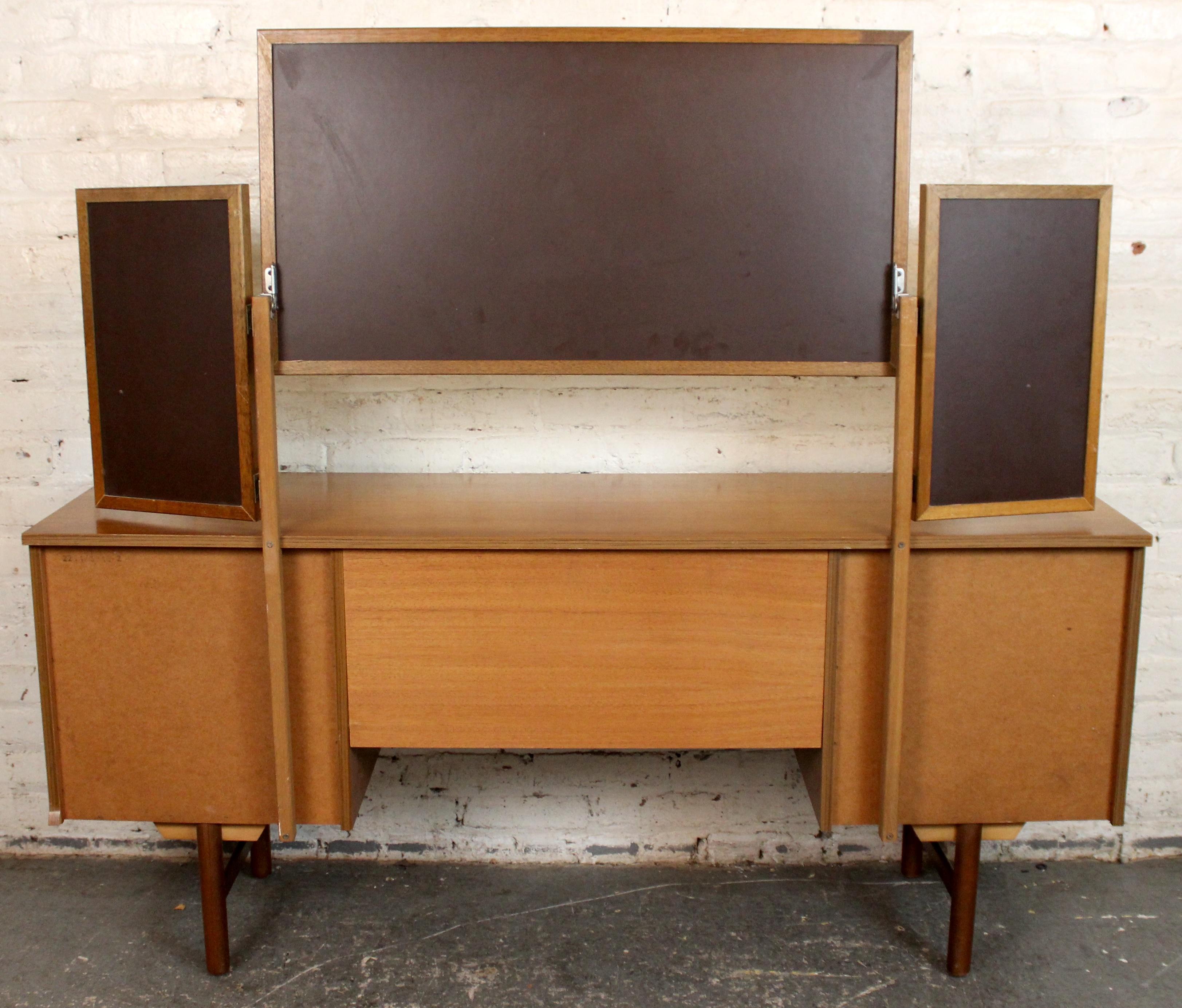 Meuble-lavabo en teck du milieu du siècle en vente 5