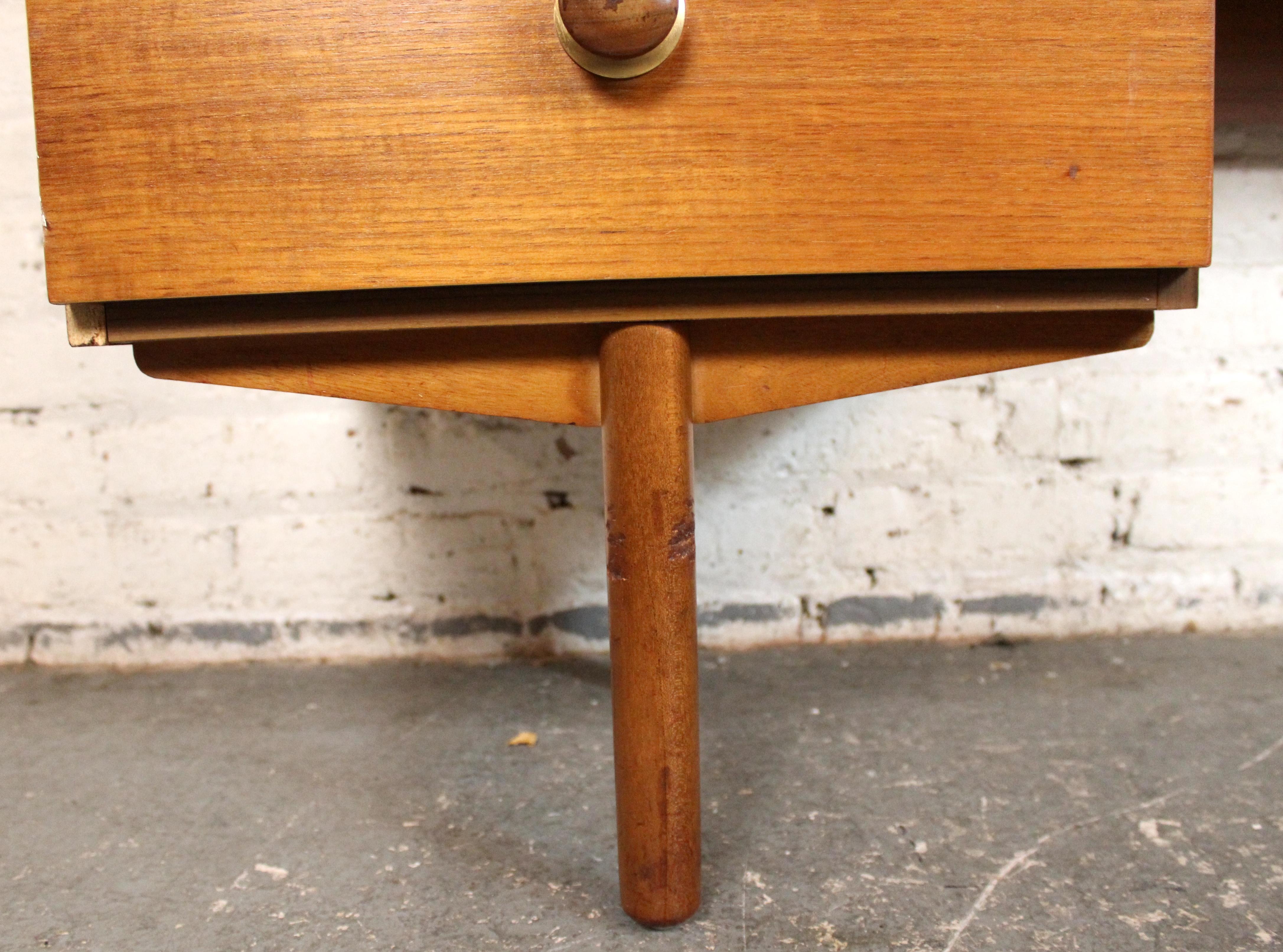 Meuble-lavabo en teck du milieu du siècle en vente 8