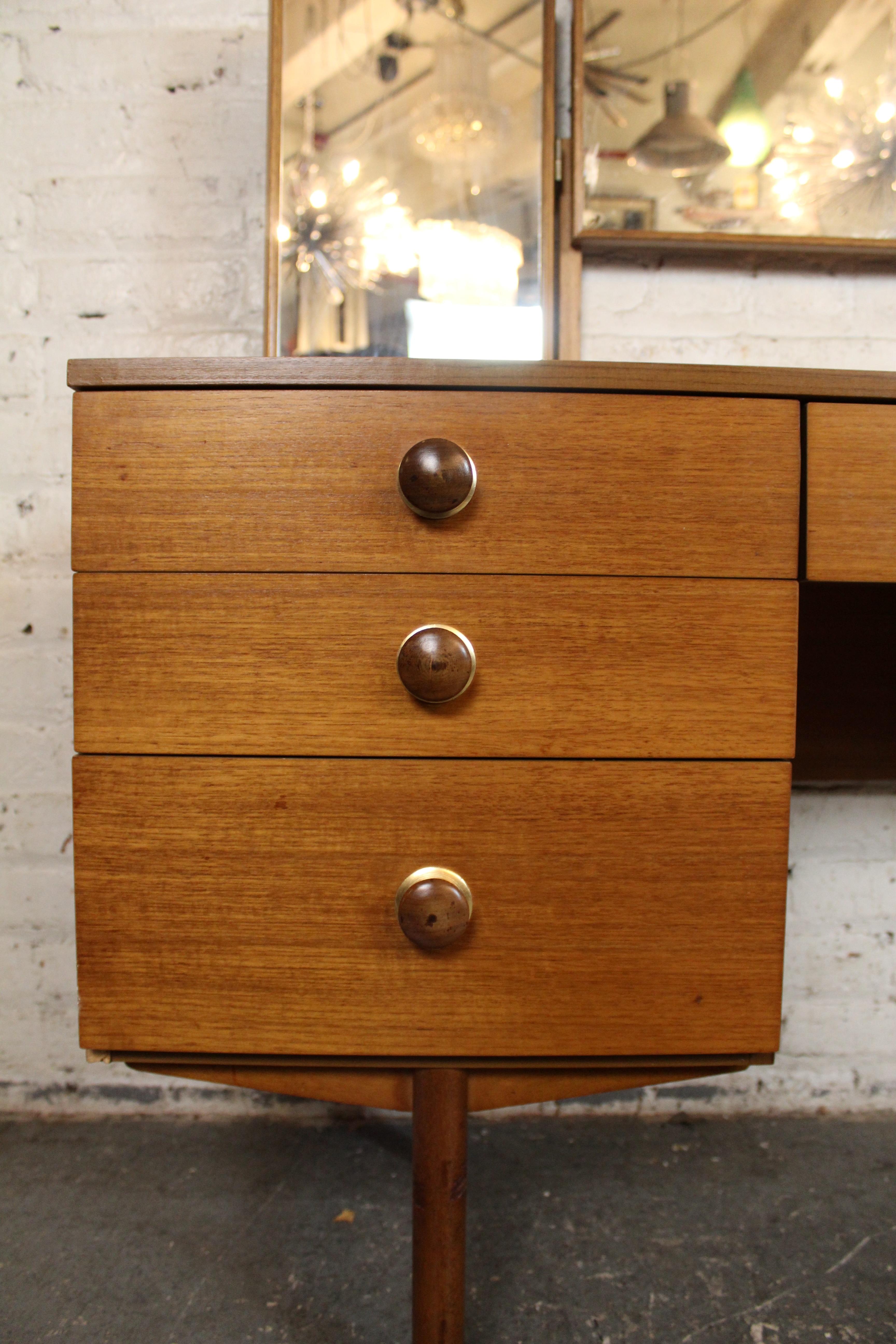 Meuble-lavabo en teck du milieu du siècle en vente 9