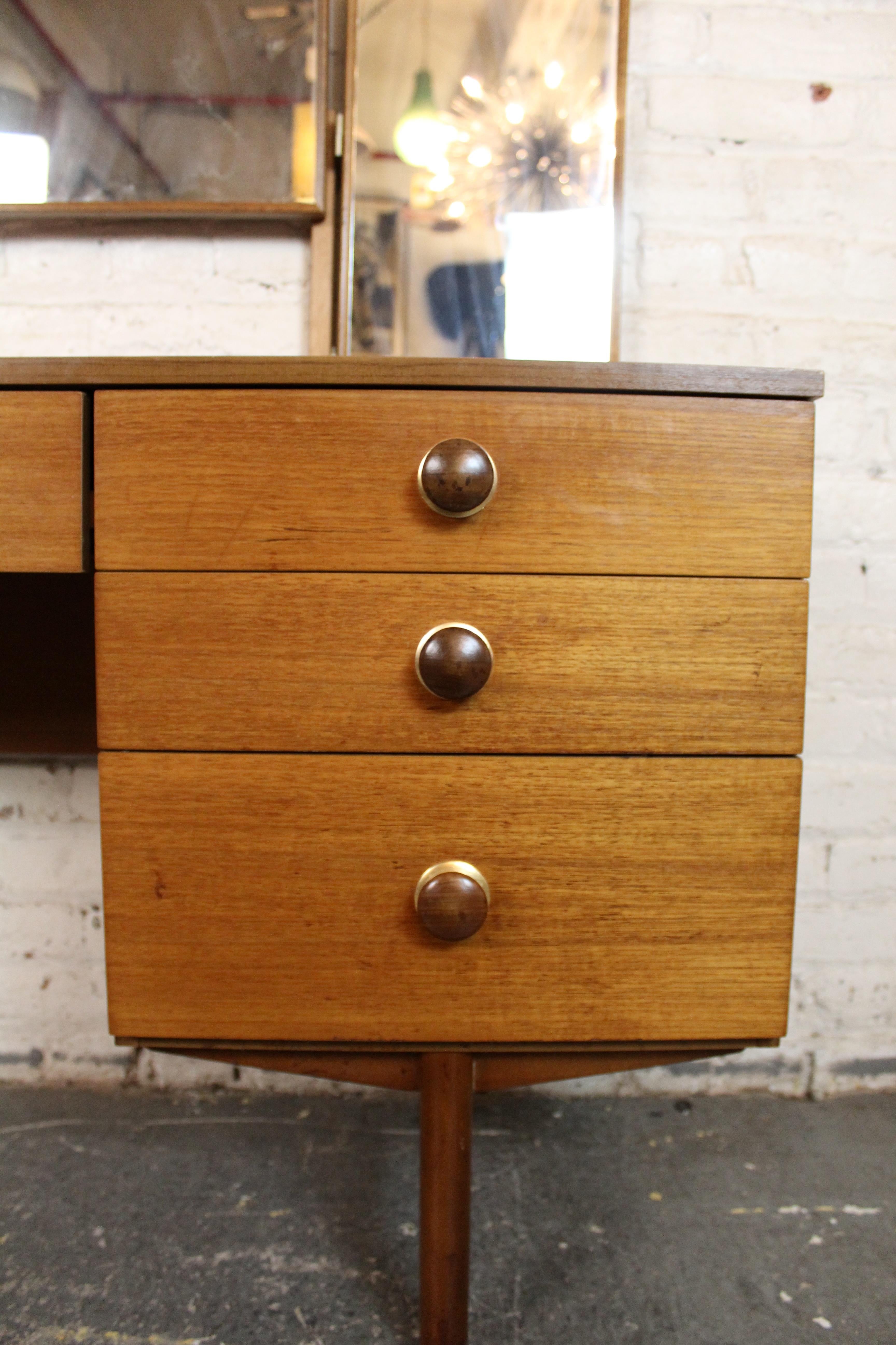 Meuble-lavabo en teck du milieu du siècle en vente 10