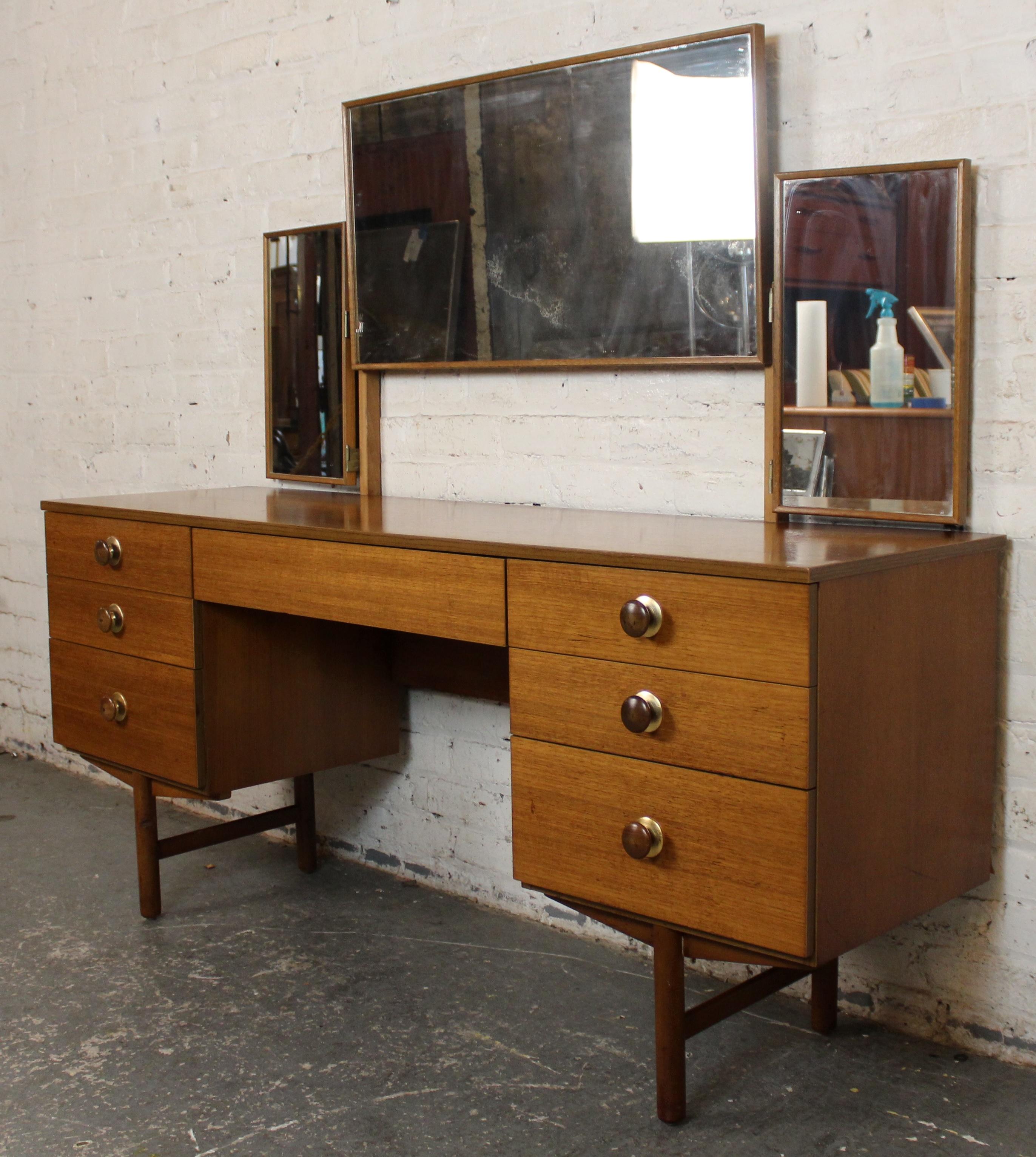 Mid-Century Modern Meuble-lavabo en teck du milieu du siècle en vente