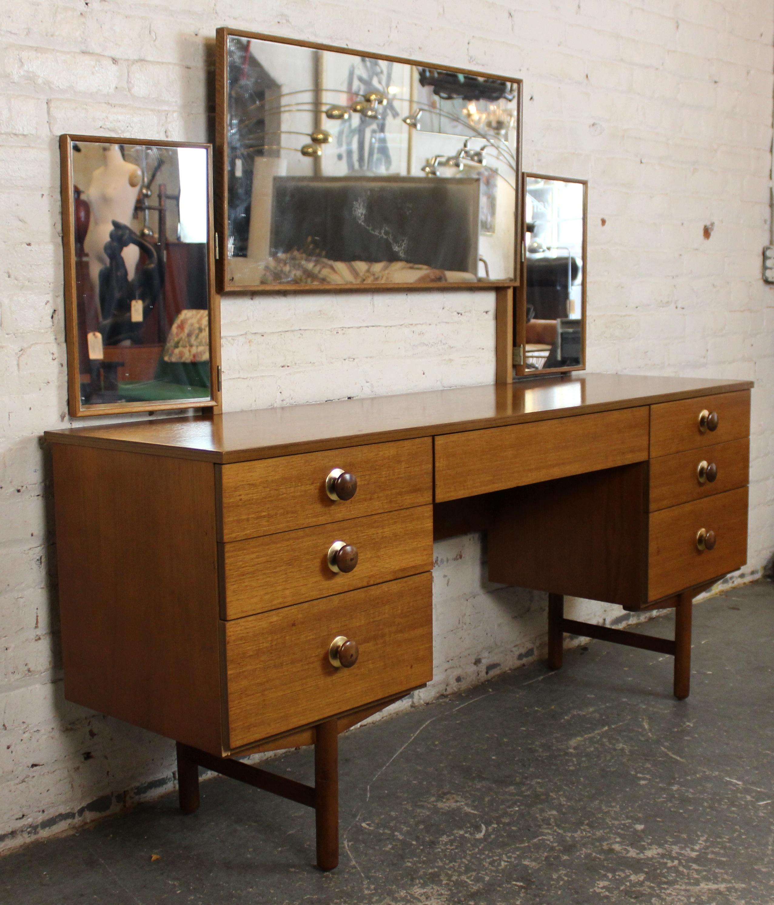 Meuble-lavabo en teck du milieu du siècle Bon état - En vente à Brooklyn, NY