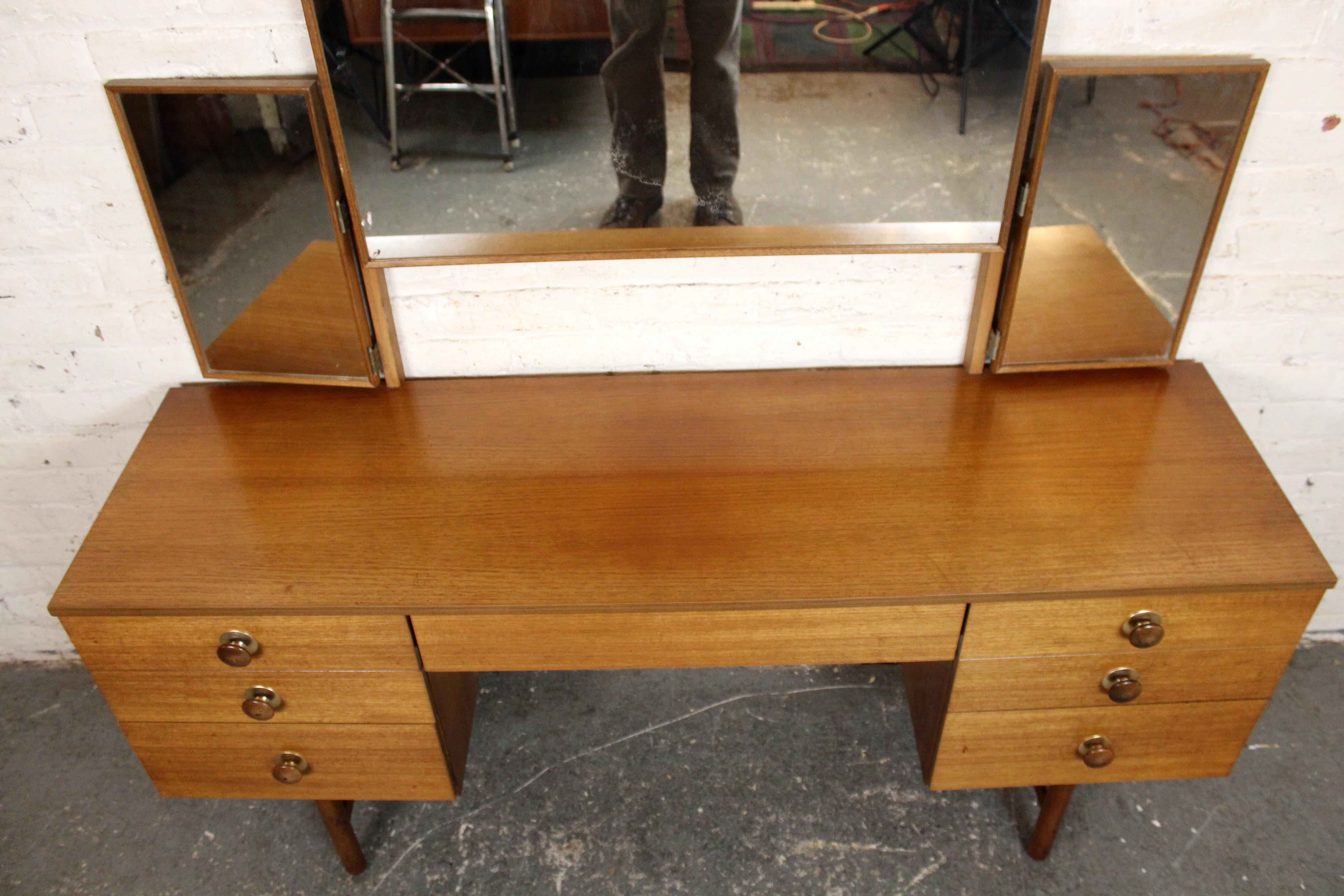 20ième siècle Meuble-lavabo en teck du milieu du siècle en vente