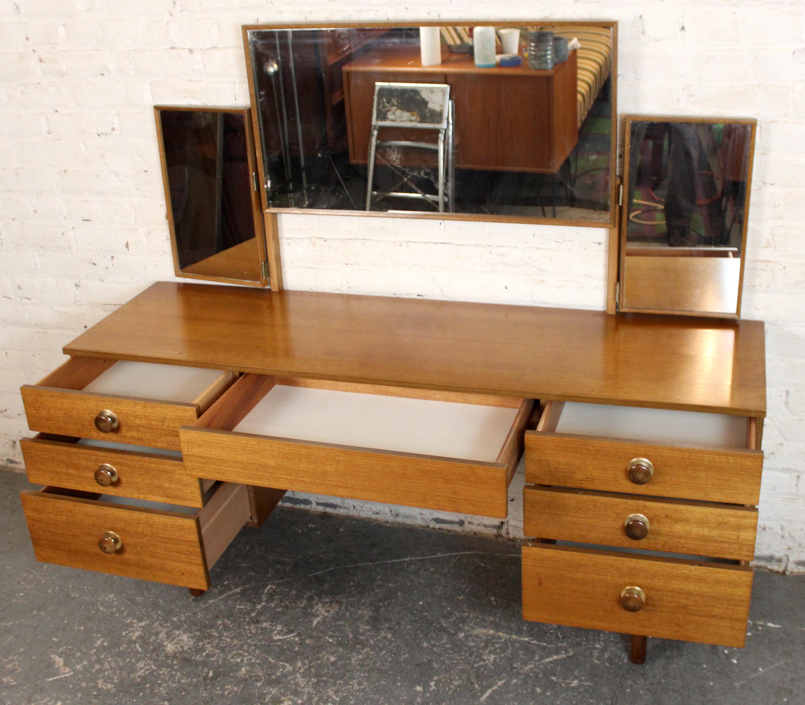 Laiton Meuble-lavabo en teck du milieu du siècle en vente