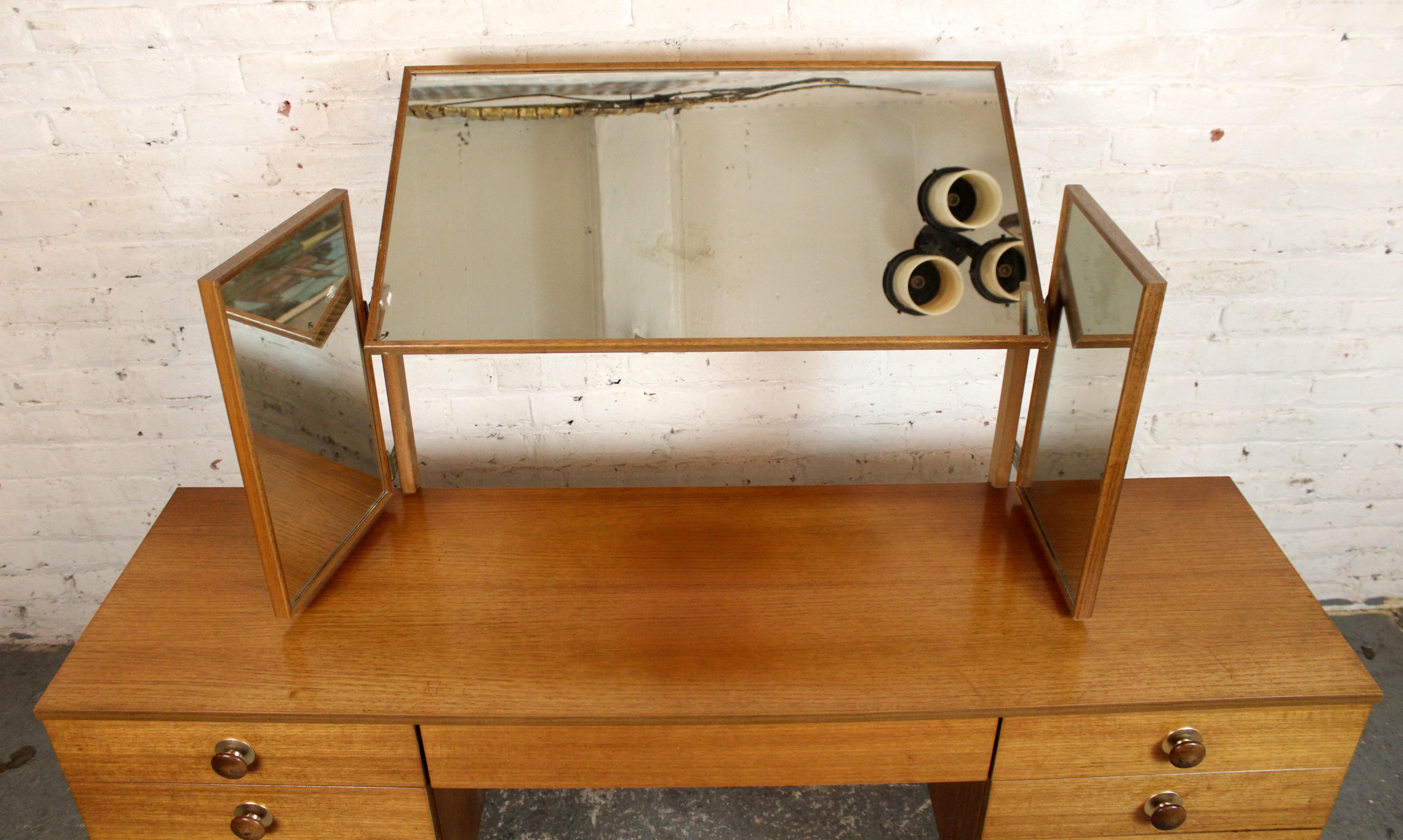 Meuble-lavabo en teck du milieu du siècle en vente 1