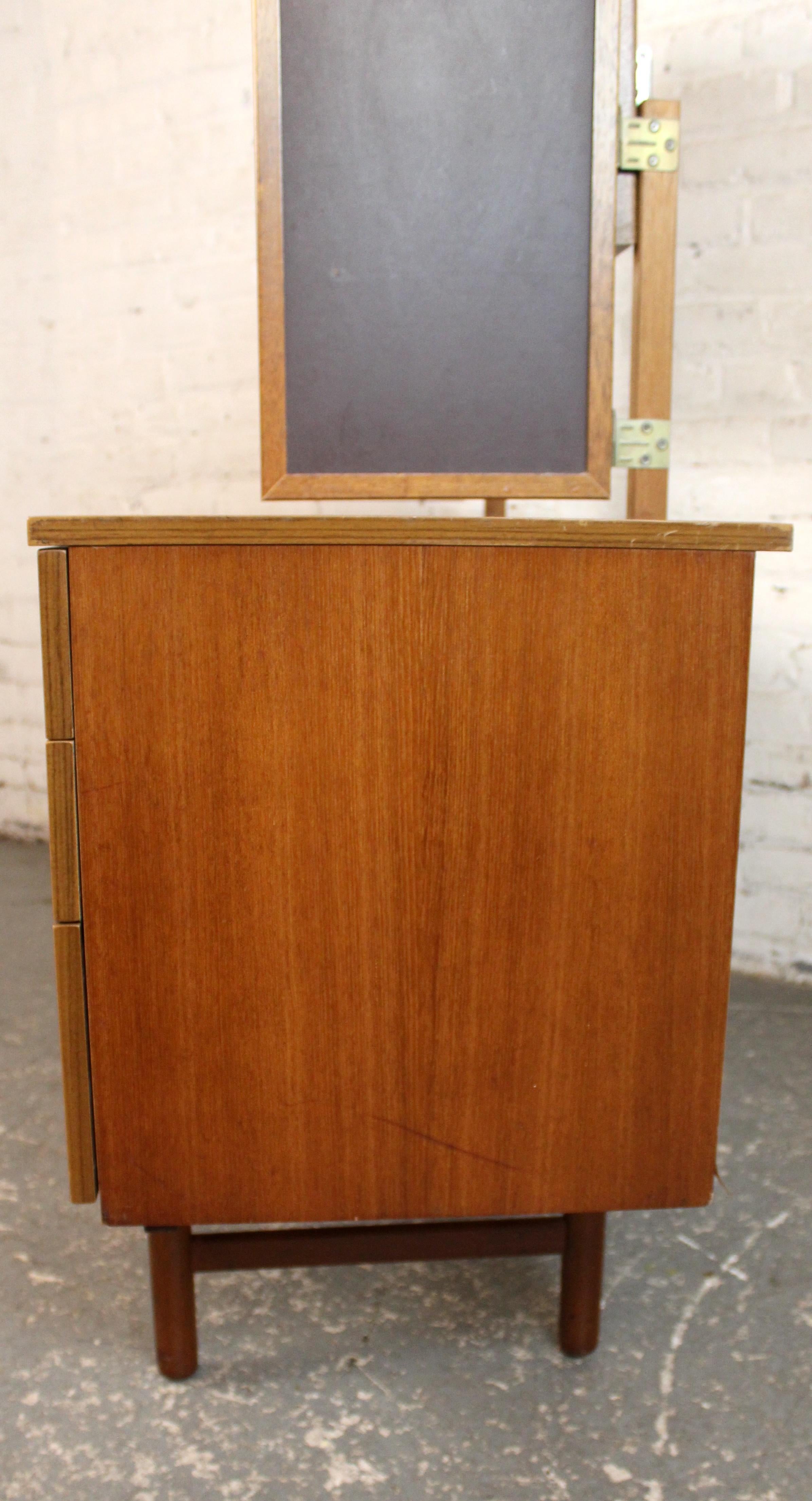 Meuble-lavabo en teck du milieu du siècle en vente 3