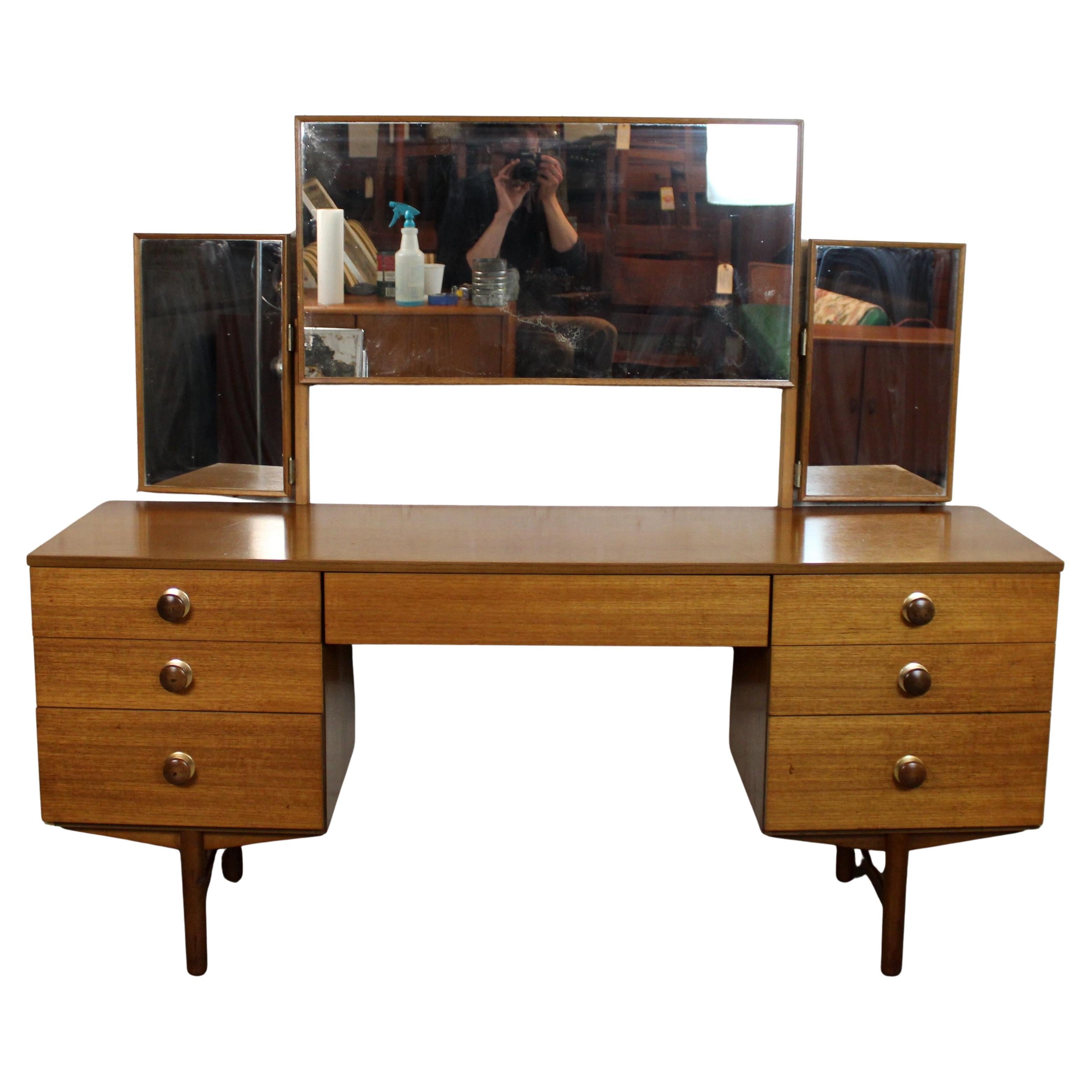 Vanity in teak del medio secolo