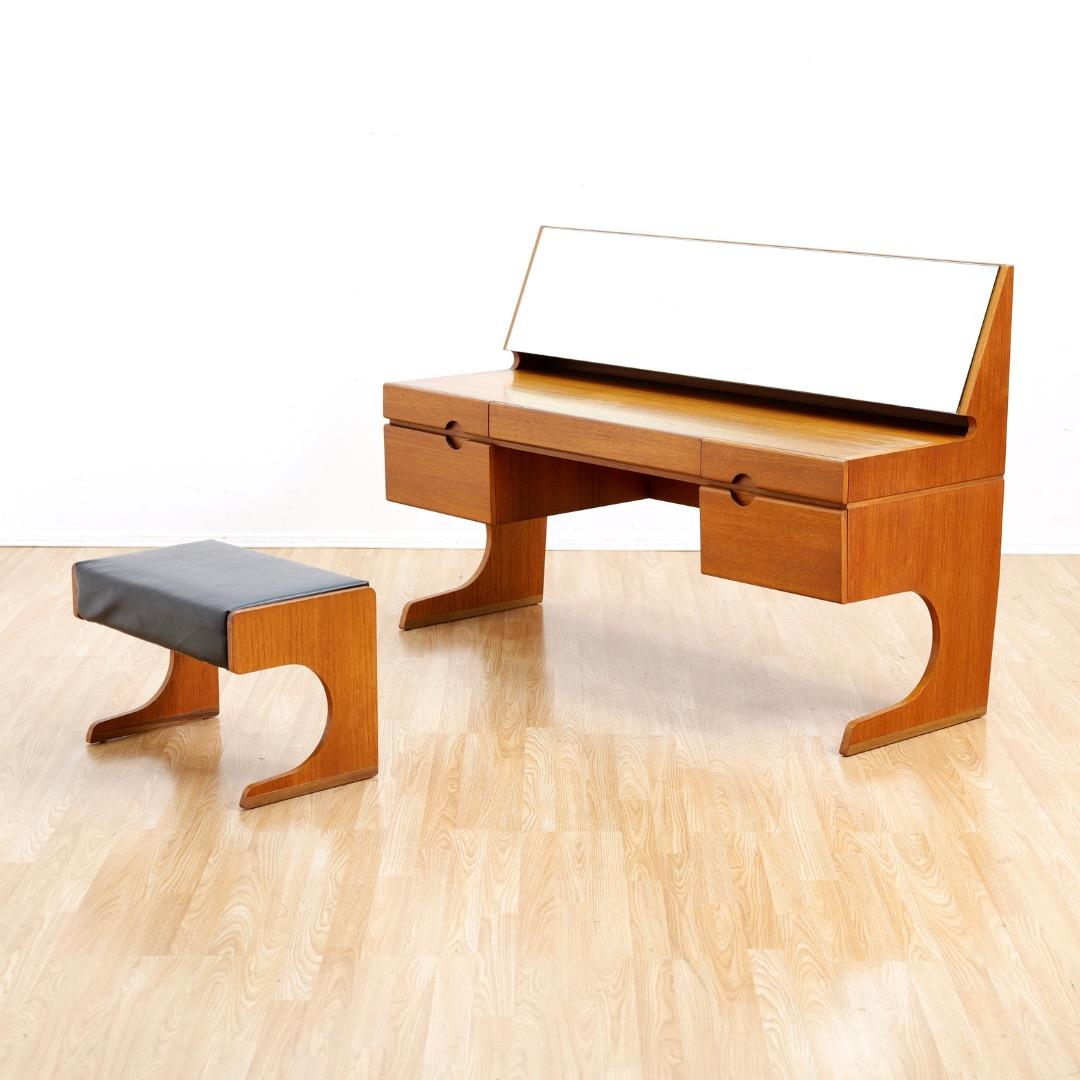 Mid Century Teak Vanity & Stool by Meredew Bon état - En vente à Los Angeles, CA