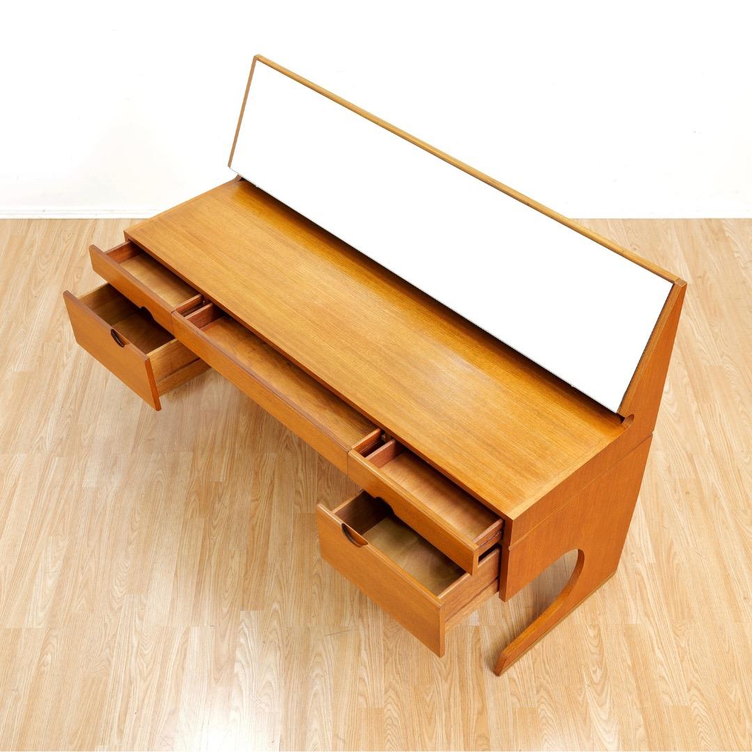 Milieu du XXe siècle Mid Century Teak Vanity & Stool by Meredew en vente