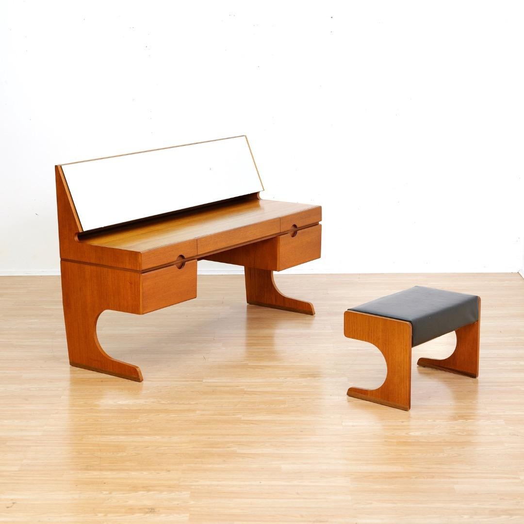 Mid Century Teak Vanity & Stool by Meredew en vente 1
