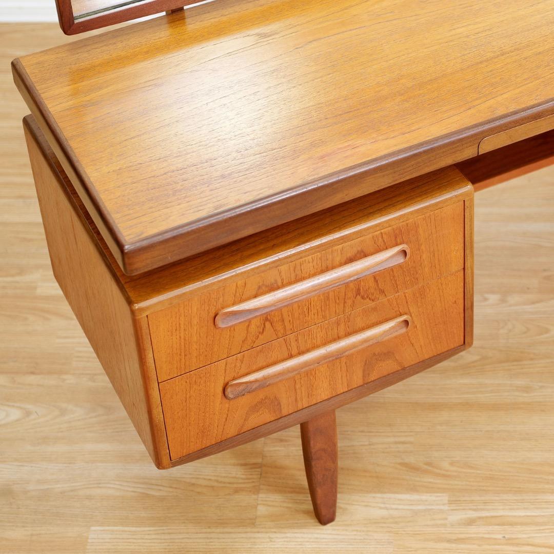 Mid-Century Modern Table de toilette en teck du milieu du siècle par VB Wilkins pour G-Plan en vente