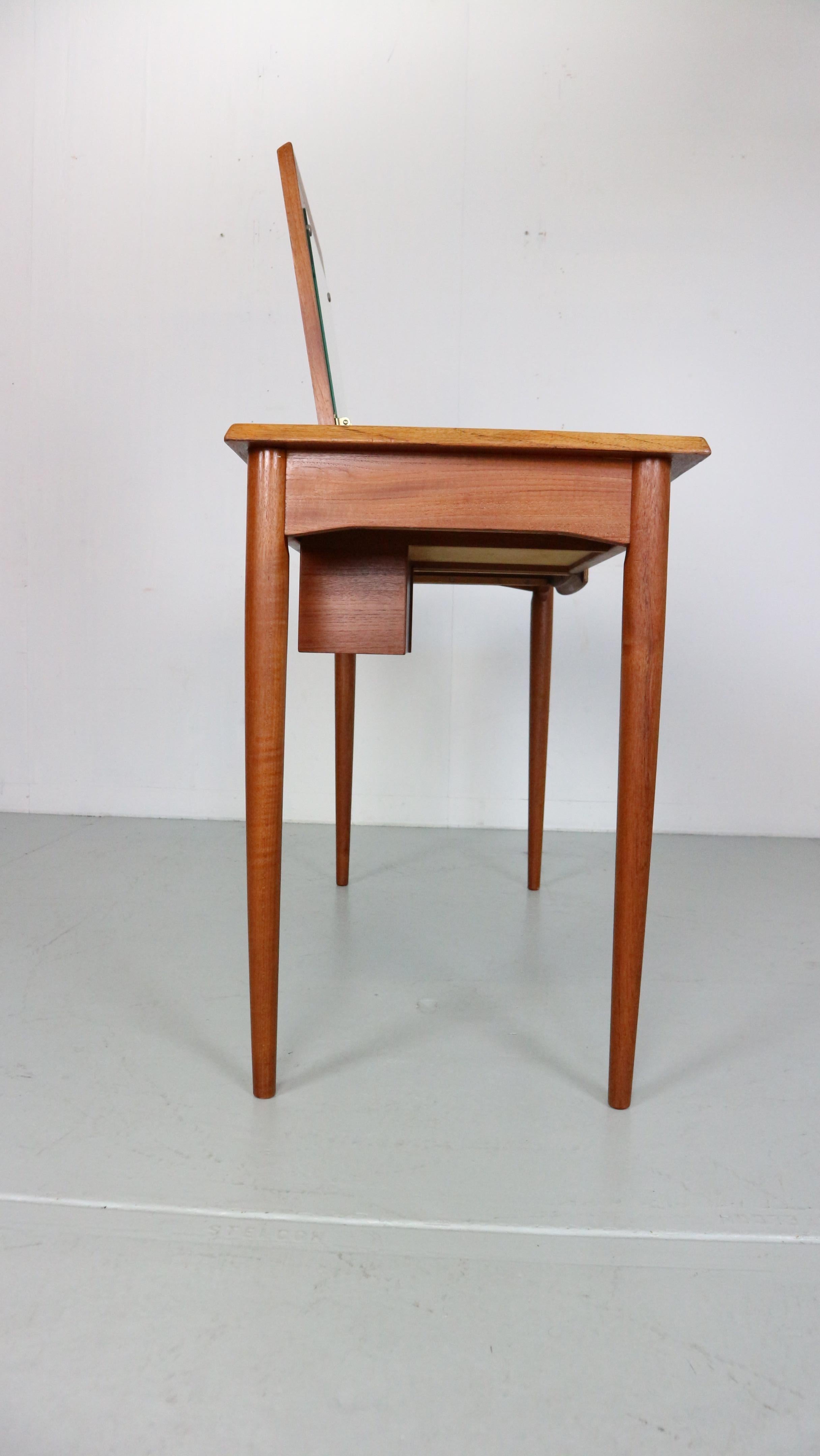 Mid- Century Teak Vanity Table Or Desk By Hjerm Mobelfabrik, 1960 Denmark In Good Condition In The Hague, NL