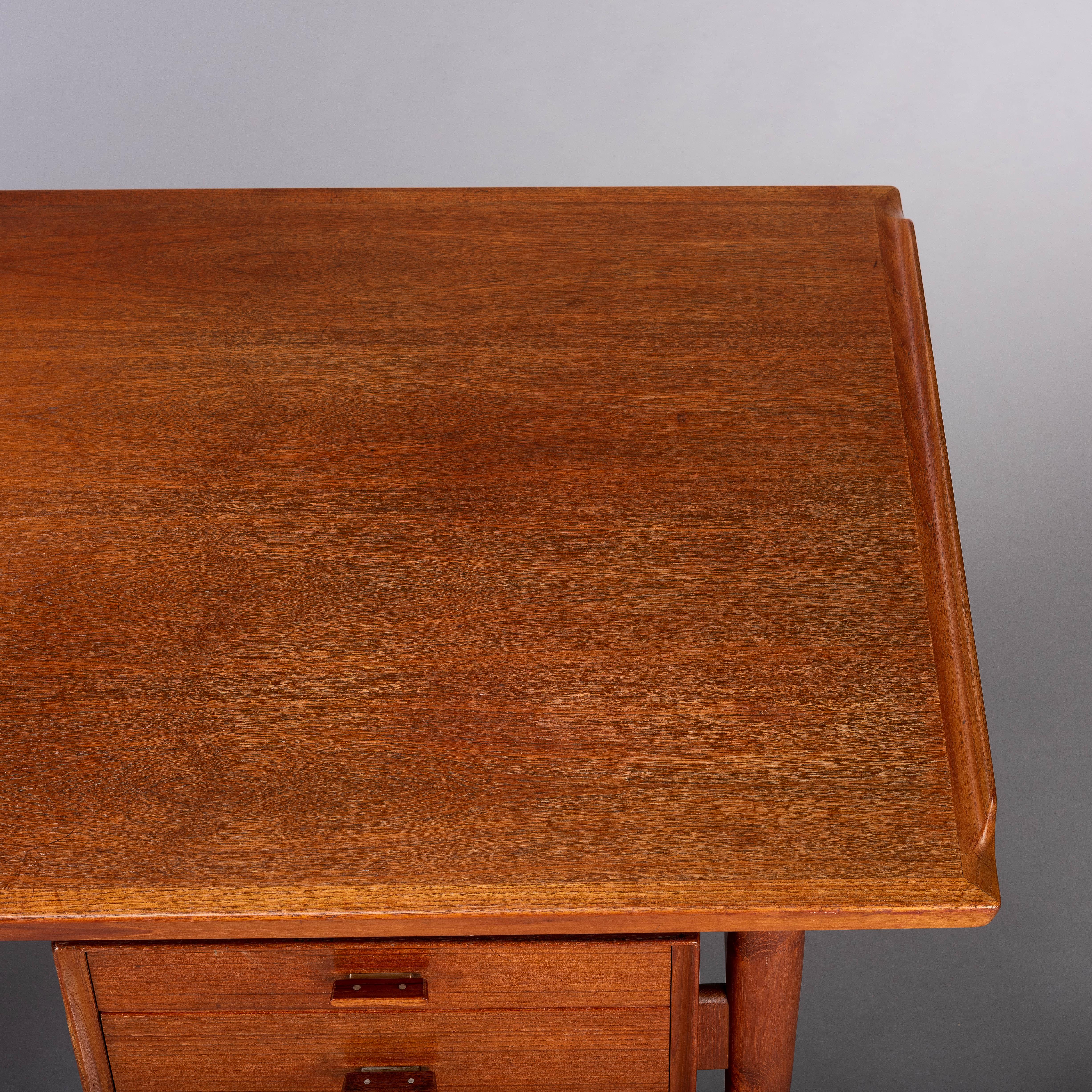 Midcentury Teak Veneer Model 207 Desk by Arne Vodder for Sibast, 1960s In Good Condition In Elshout, NL