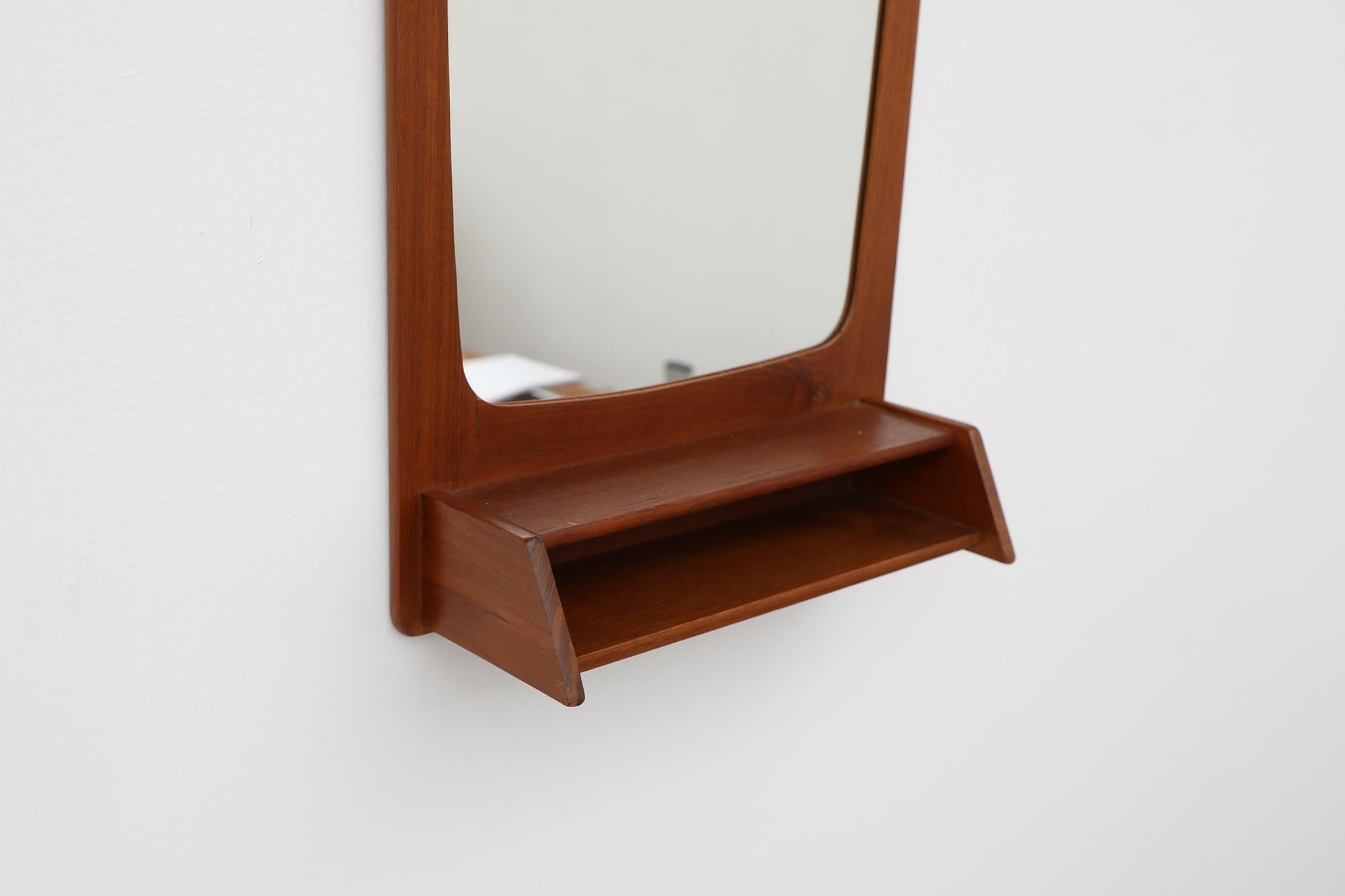 Mid-Century Teak Wall Mount Butlers or Entry Hall Mirror In Good Condition For Sale In Los Angeles, CA