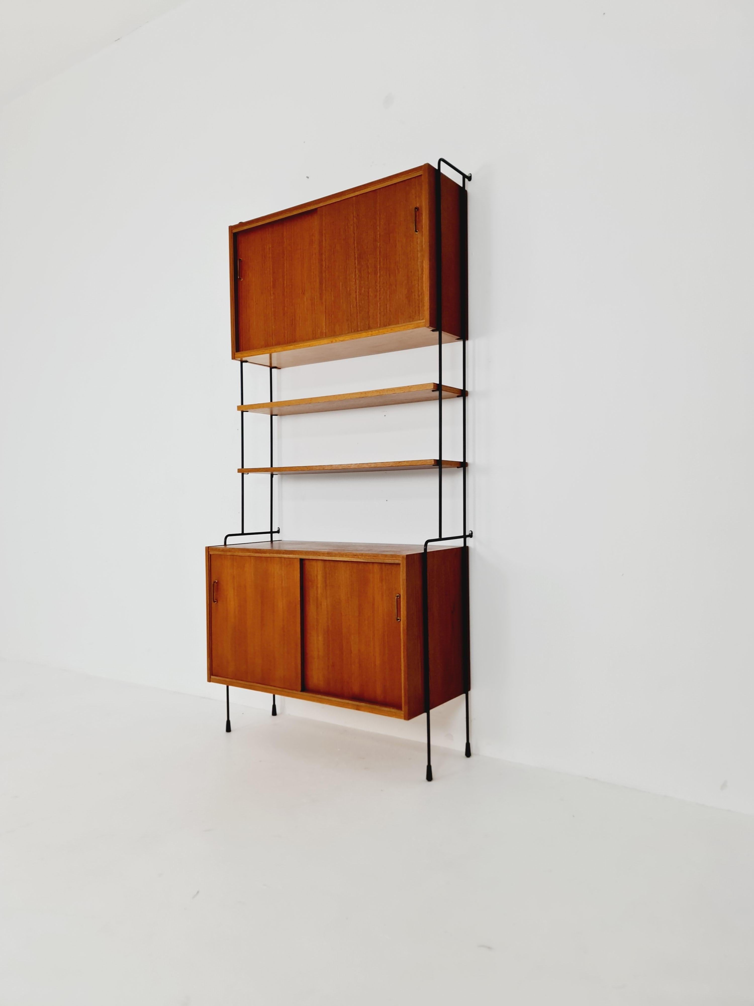 Estantería de teca de mediados de siglo de Hilker para Omnia, Alemania Años 60

Diseñado por Hilker - Fabricado en teca y chapa de teca - Las unidades individuales y los estantes pueden tener múltiples opciones de configuración  El marco se fija a