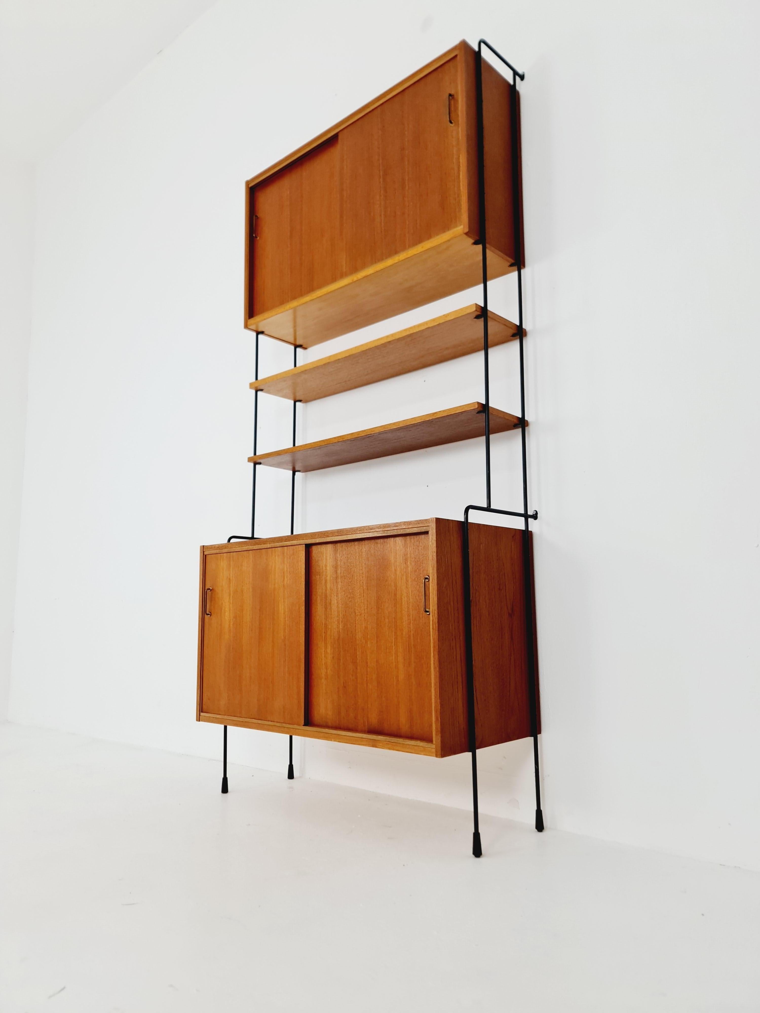 Estantería de pared de teca de mediados de siglo de Hilker para Omnia, Alemania, años 60 Moderno de mediados de siglo en venta