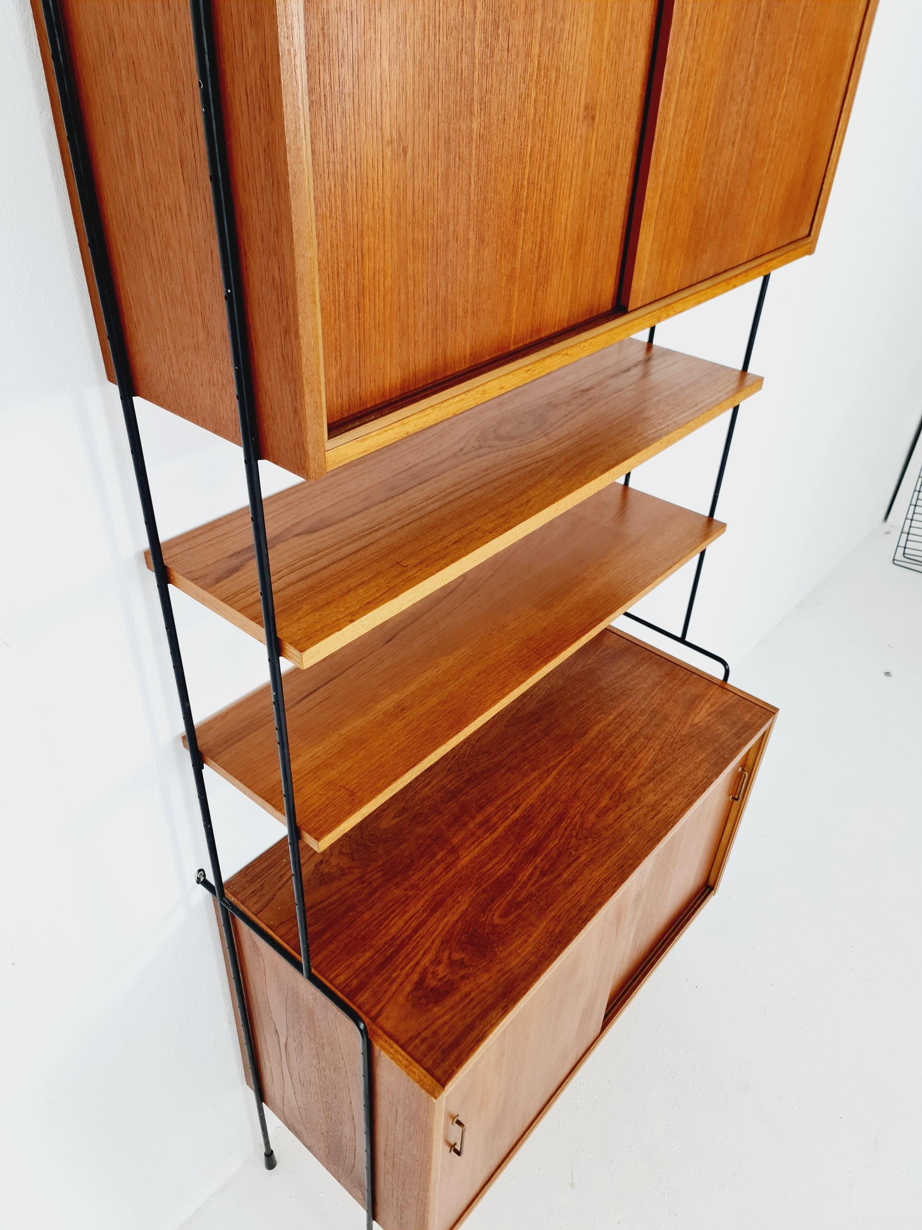 Estantería de pared de teca de mediados de siglo de Hilker para Omnia, Alemania, años 60 en Bueno estado para la venta en Gaggenau, DE