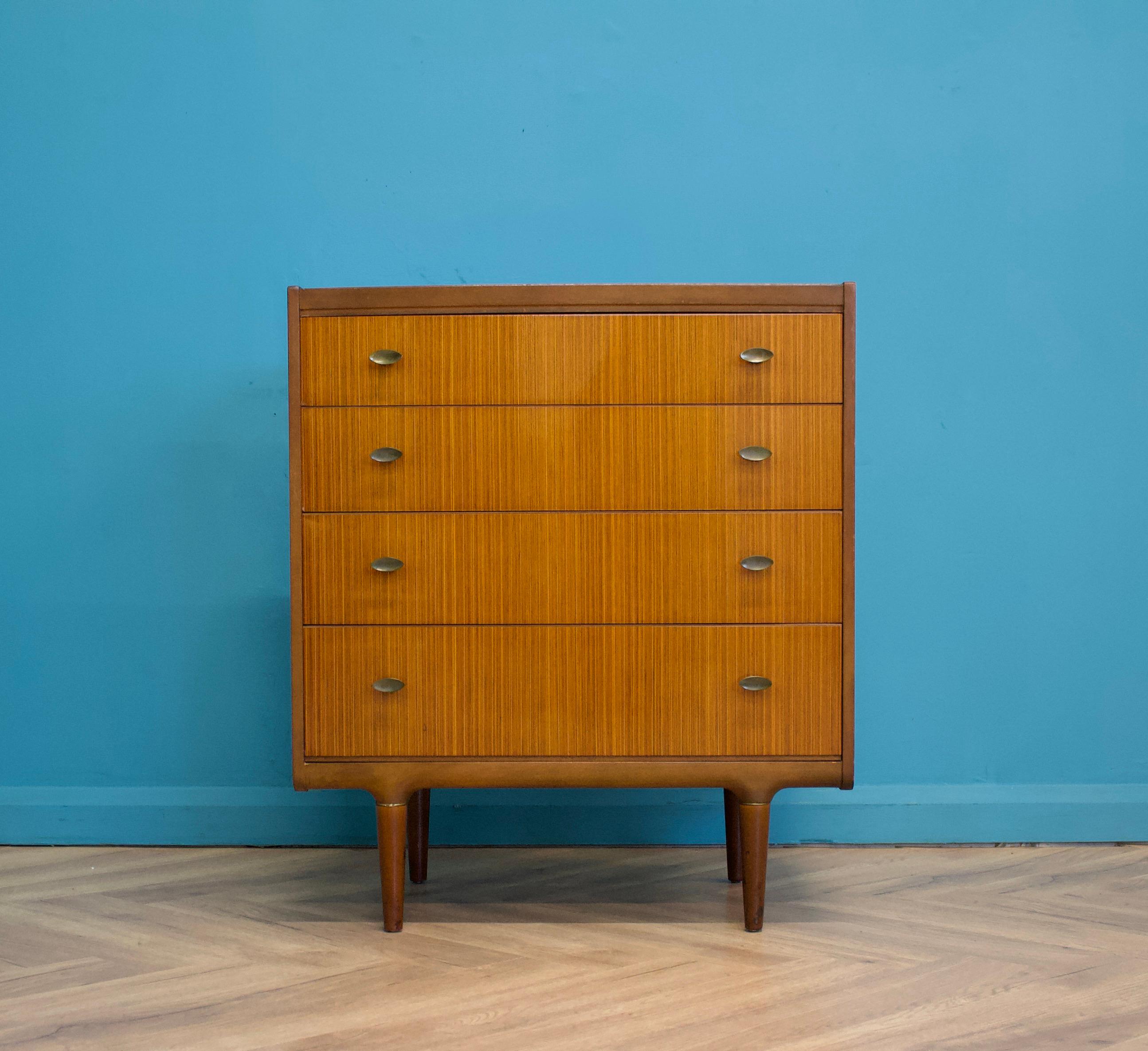 Una cassettiera in teak e noce con finitura lucida di Wrighton è caratterizzata da due specchi
Ci sono quattro cassetti con maniglie in metallo

La toletta e l'armadio coordinati sono disponibili su un'inserzione separata. 