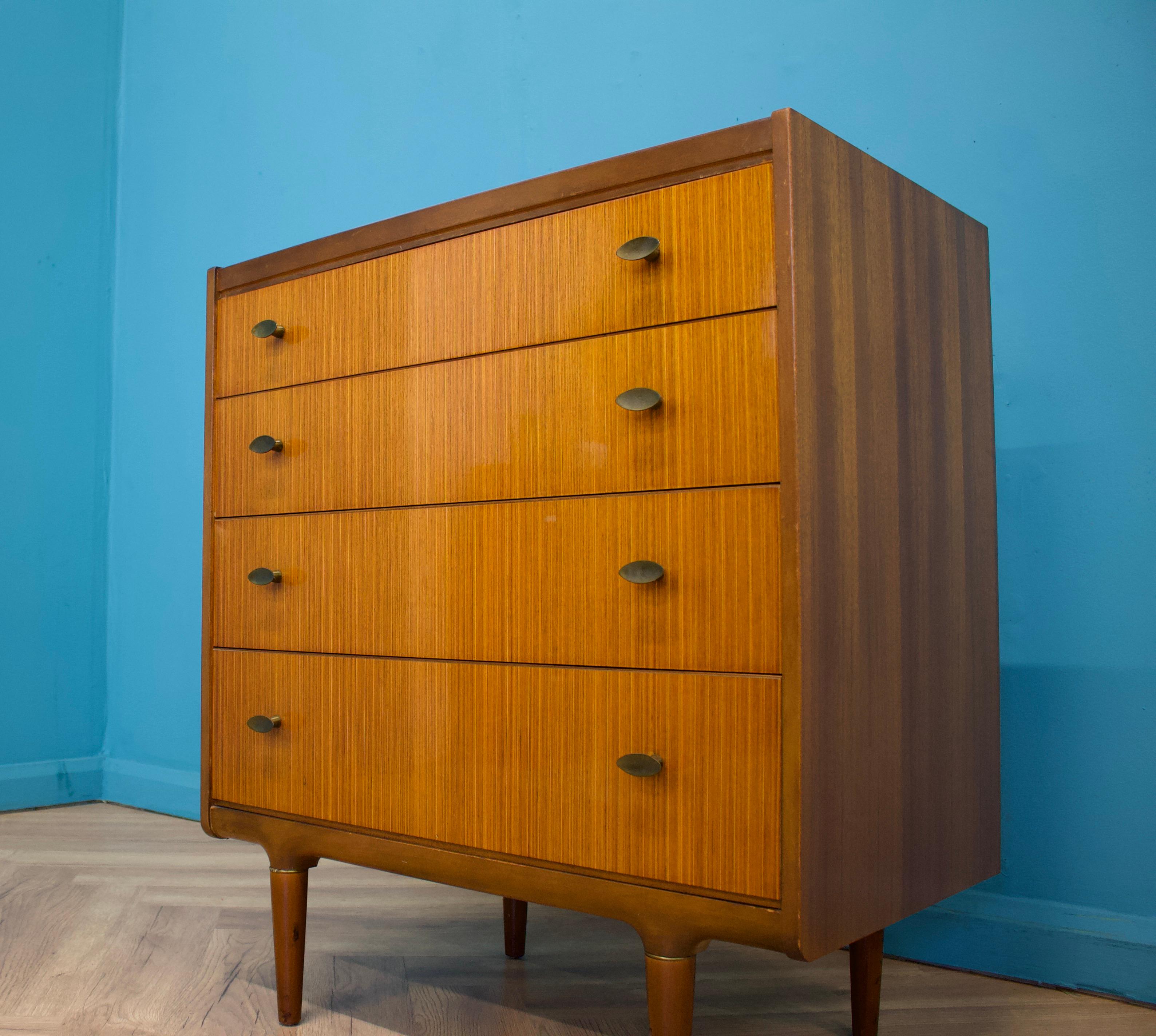 Britannico Cassettiera di metà secolo in teak e noce di Wrighton, anni '60 in vendita