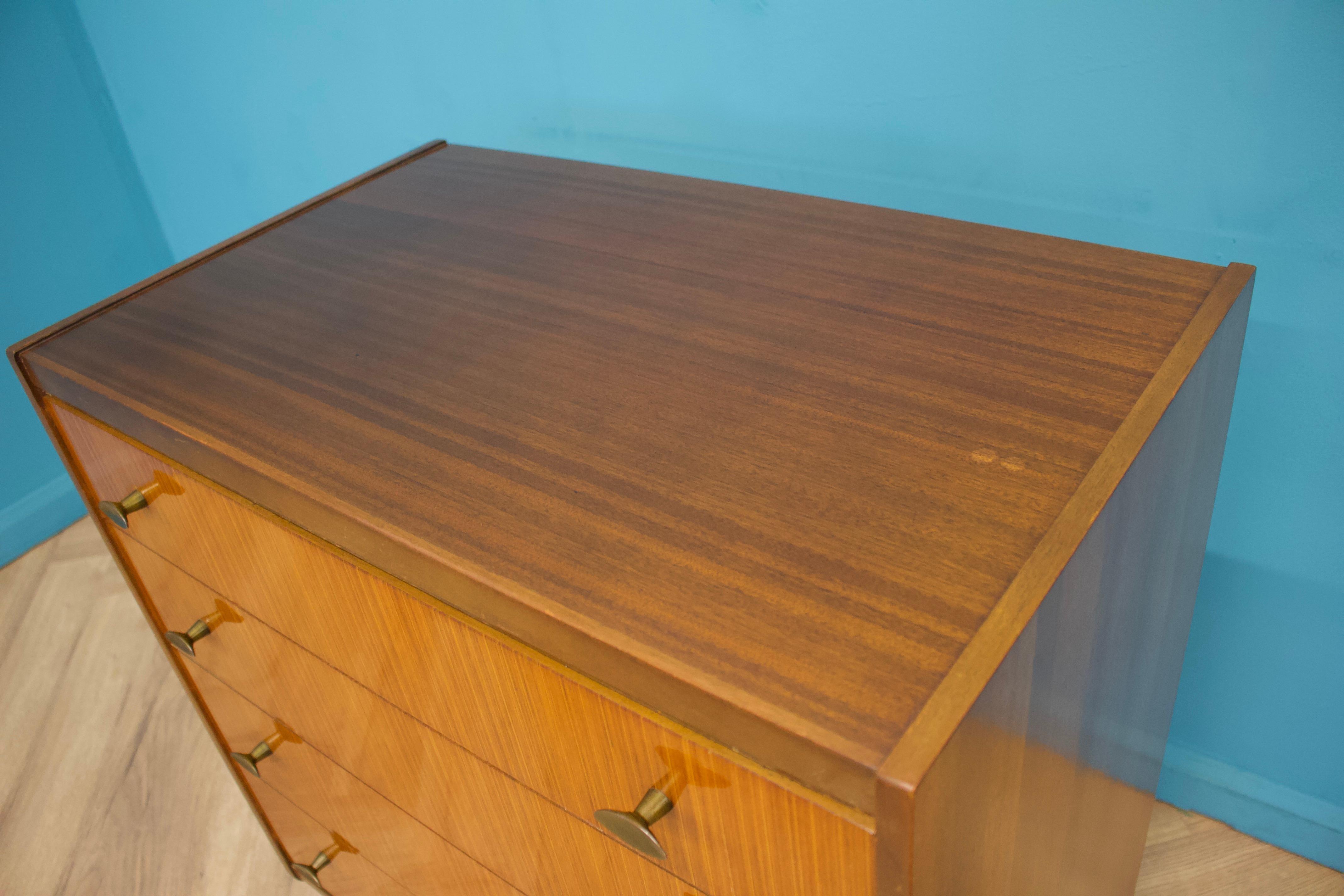 Impiallacciato Cassettiera di metà secolo in teak e noce di Wrighton, anni '60 in vendita