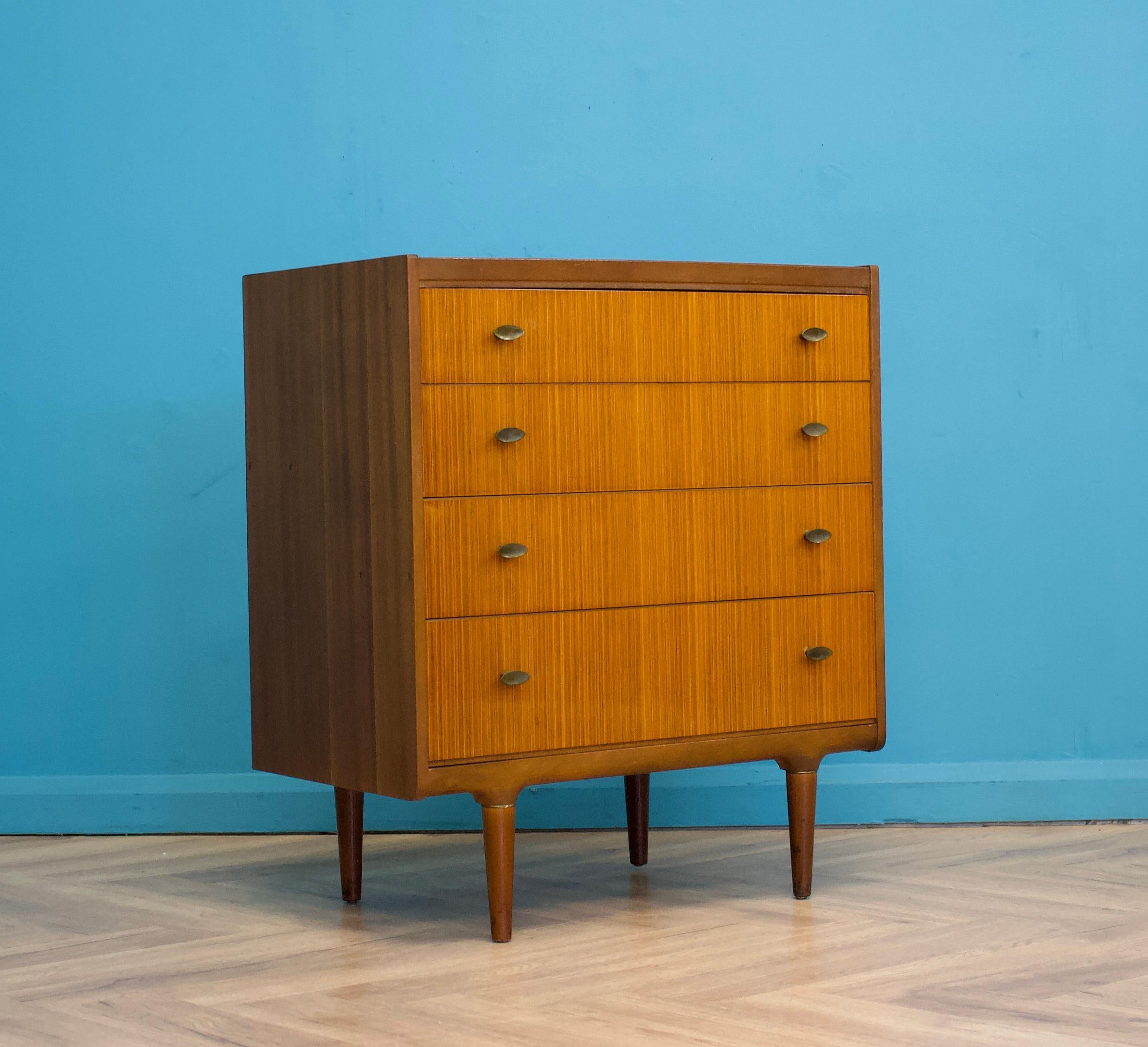 Cassettiera di metà secolo in teak e noce di Wrighton, anni '60 In condizioni buone in vendita a South Shields, GB