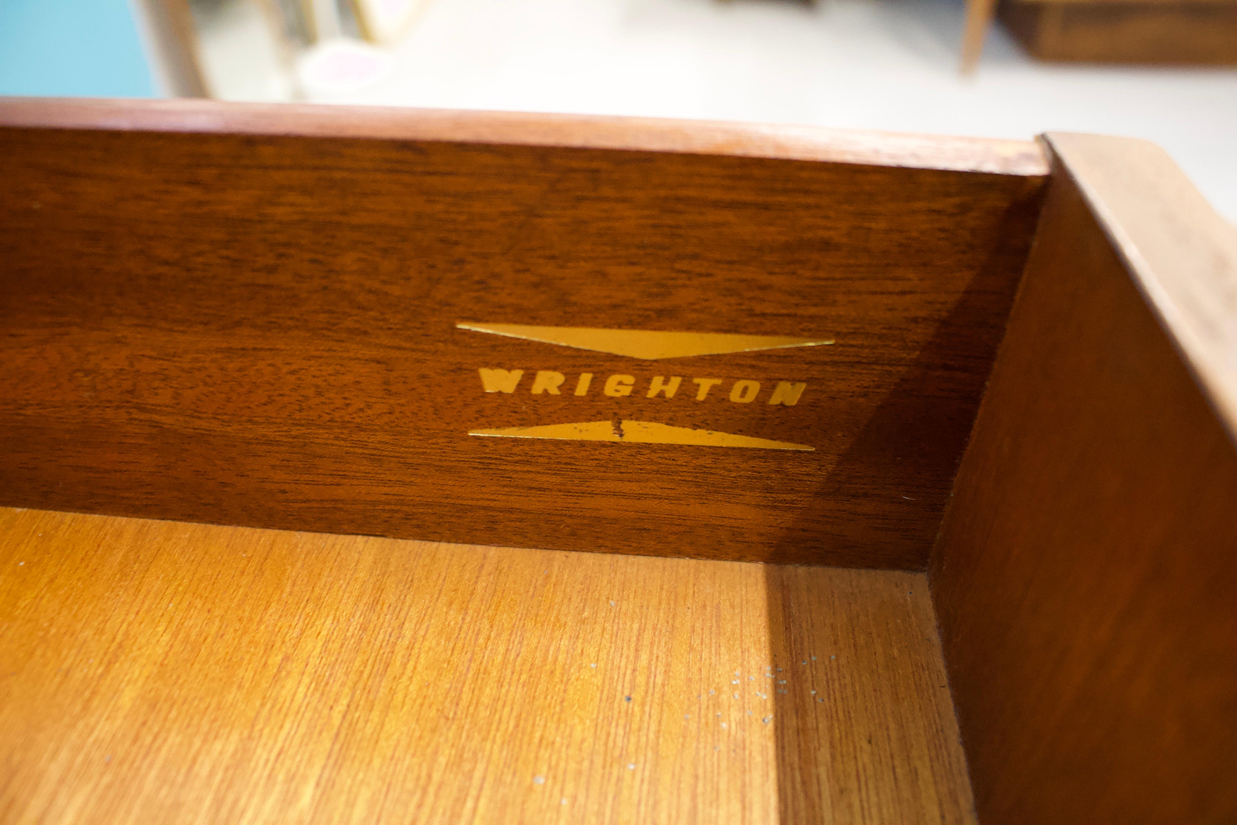 XX secolo Cassettiera di metà secolo in teak e noce di Wrighton, anni '60 in vendita