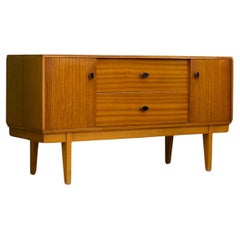 Mid Century Teak  & Kompaktes Sideboard aus Nussbaum von Austinsuite, 1960er Jahre