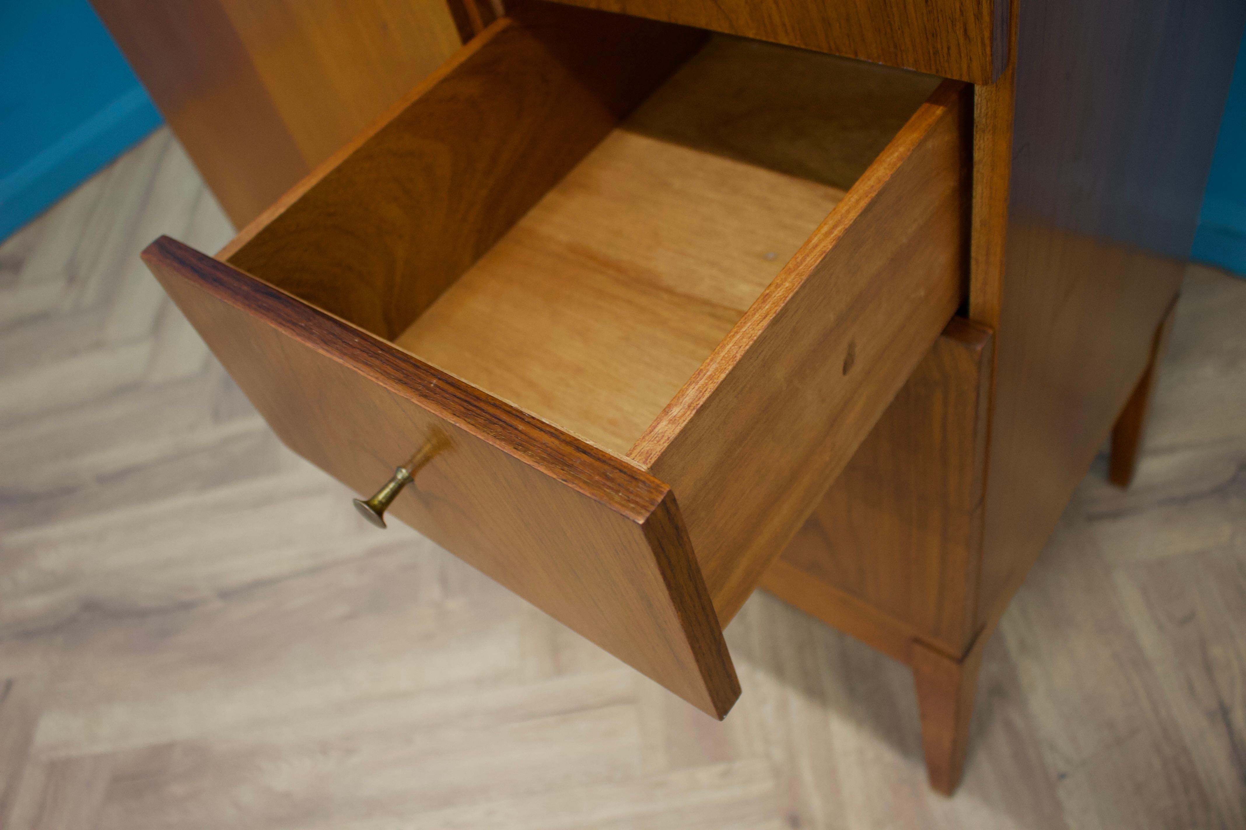 Armoire haute compacte du milieu du siècle en teck et noyer d'Uniflex, années 1960 en vente 2