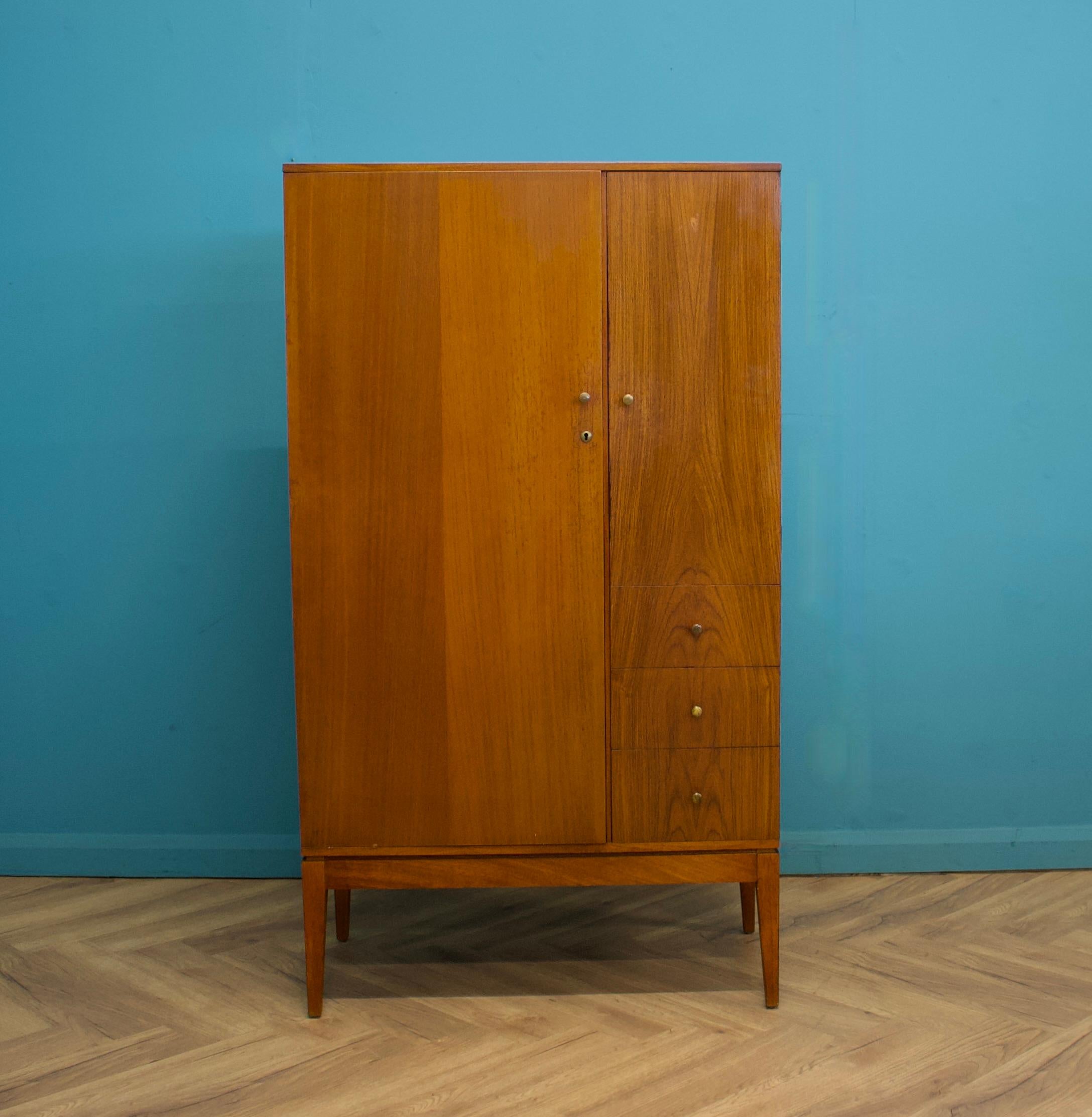 Une armoire à linge du milieu du siècle de la marque Uniflex, conçue par Peter Hayward, vers les années 1960.
A l'origine, il s'agissait d'une armoire compacte, le rail de suspension est toujours en place, les étagères peuvent être retirées si