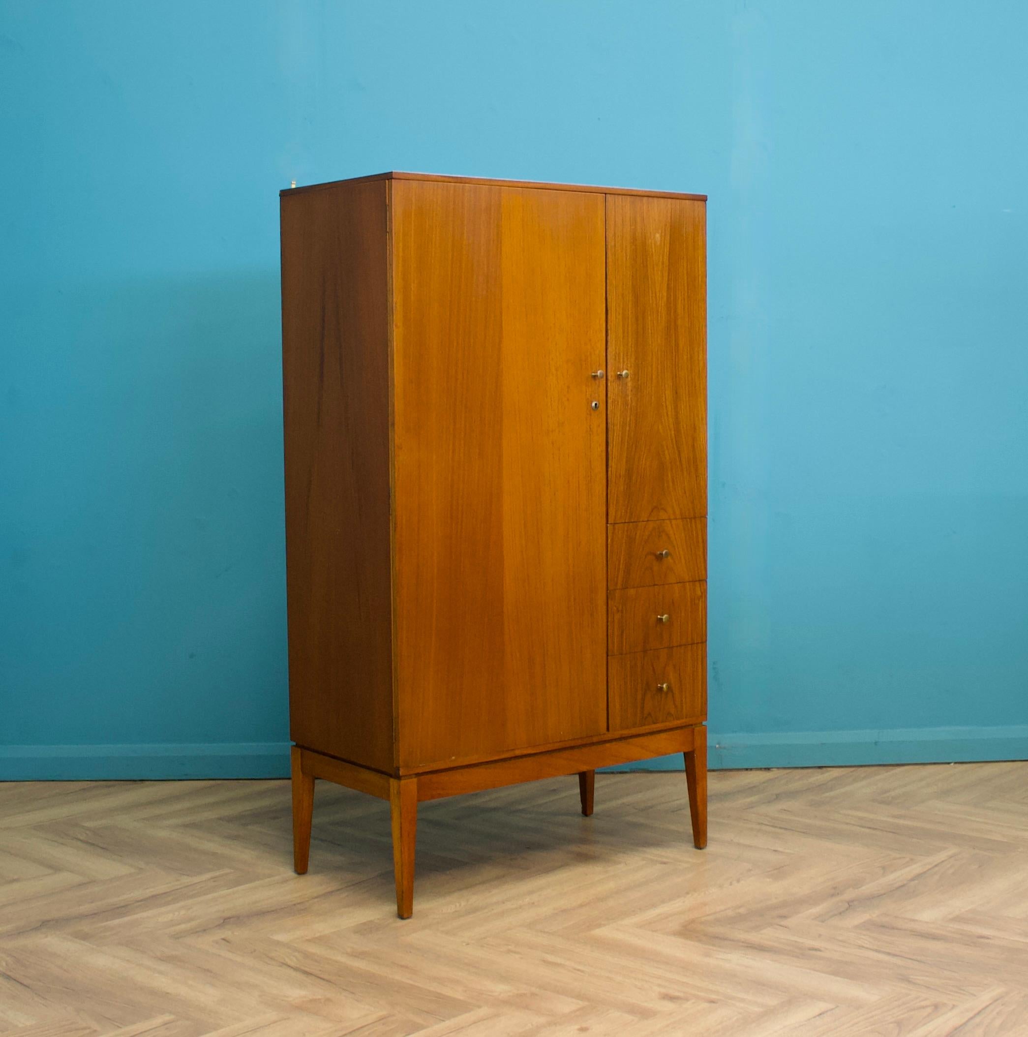Britannique Armoire haute compacte du milieu du siècle en teck et noyer d'Uniflex, années 1960 en vente