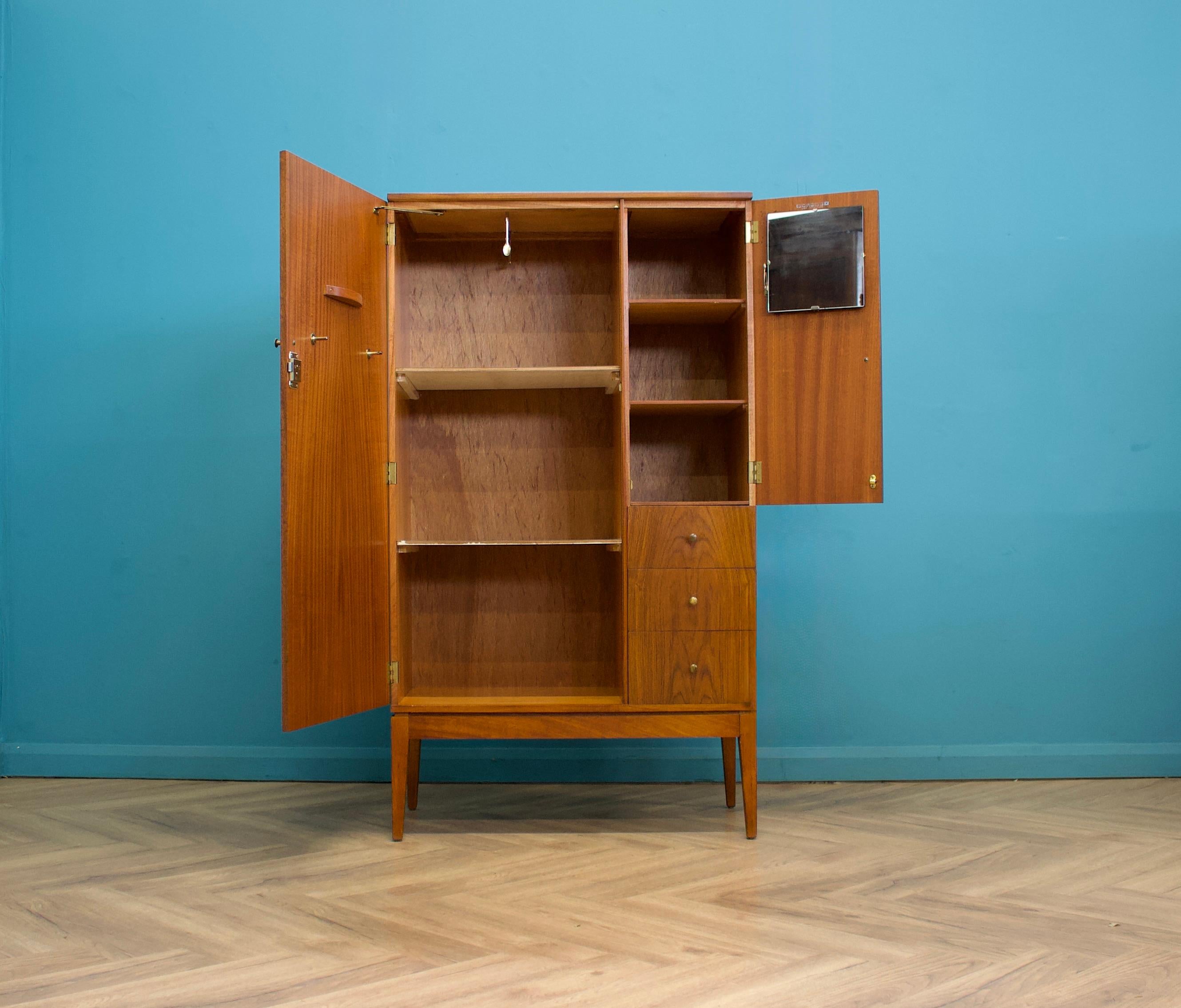 Placage Armoire haute compacte du milieu du siècle en teck et noyer d'Uniflex, années 1960 en vente